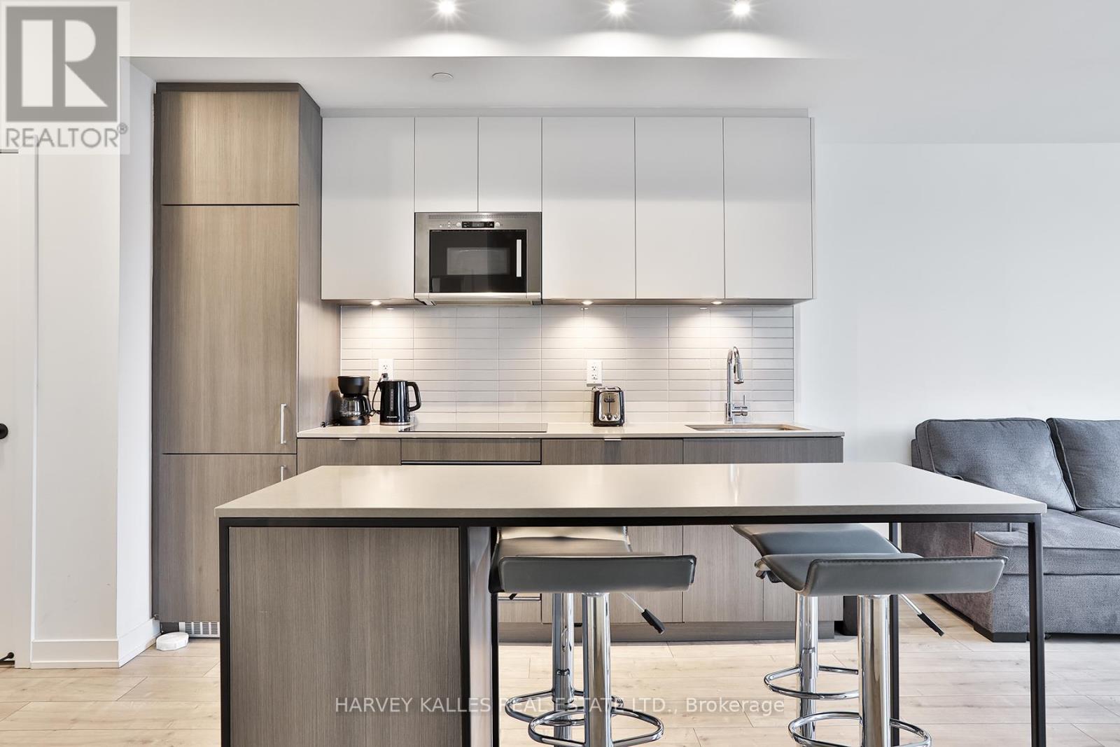 206 - 215 LAKESHORE ROAD W