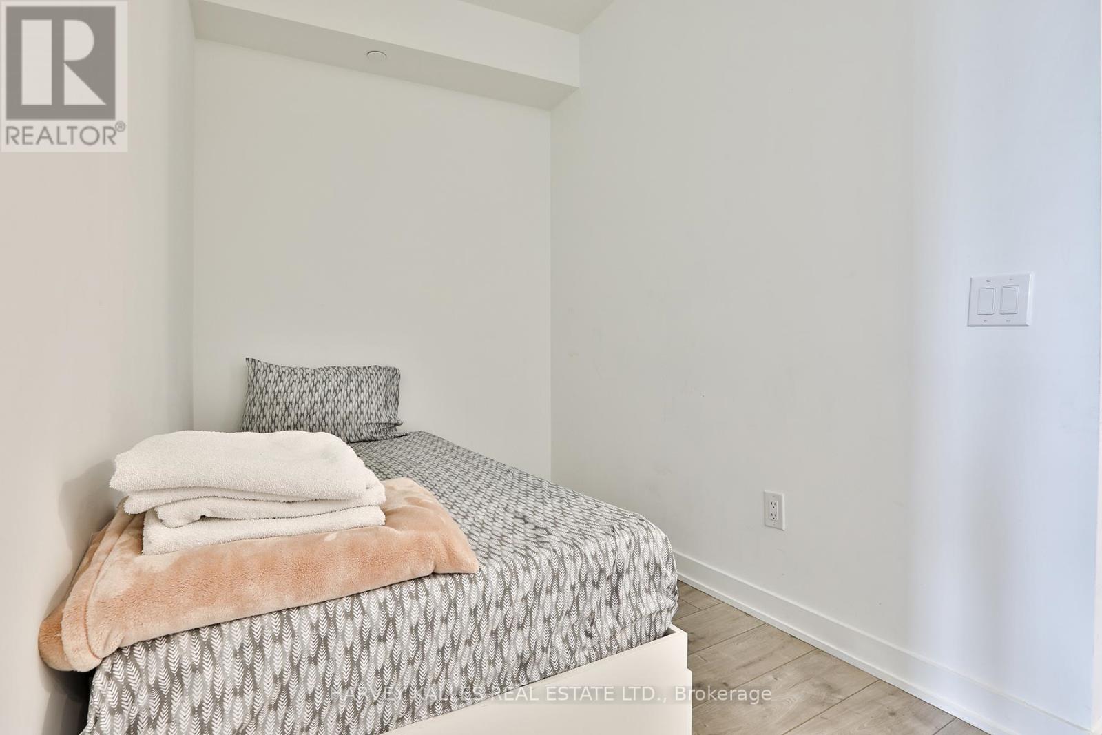 206 - 215 LAKESHORE ROAD W