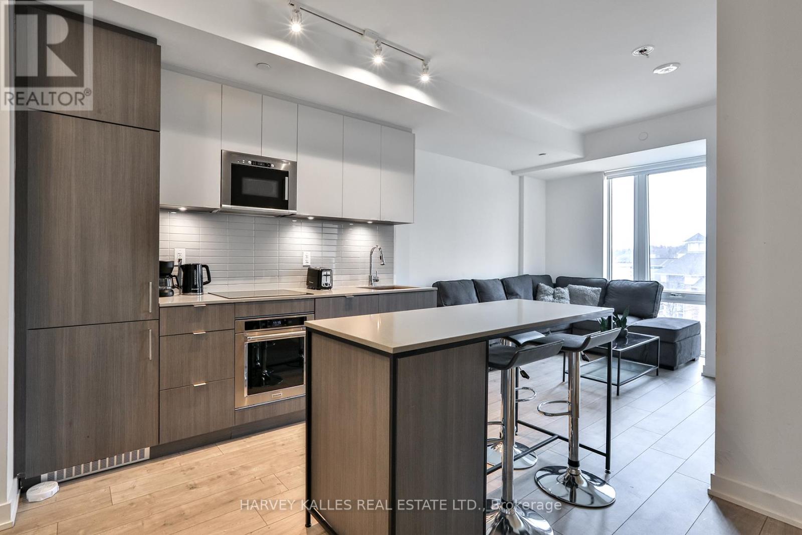206 - 215 LAKESHORE ROAD W