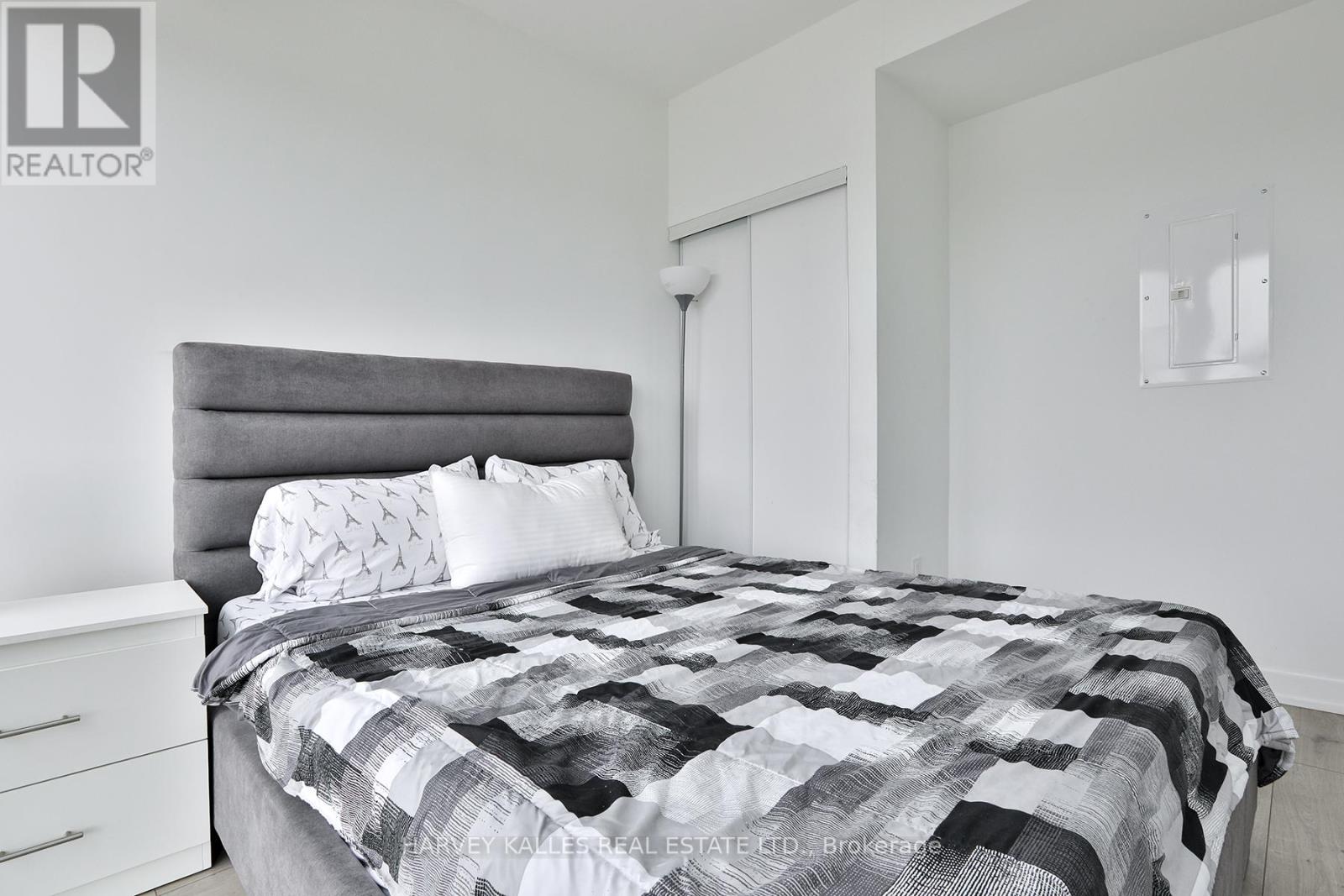 206 - 215 LAKESHORE ROAD W
