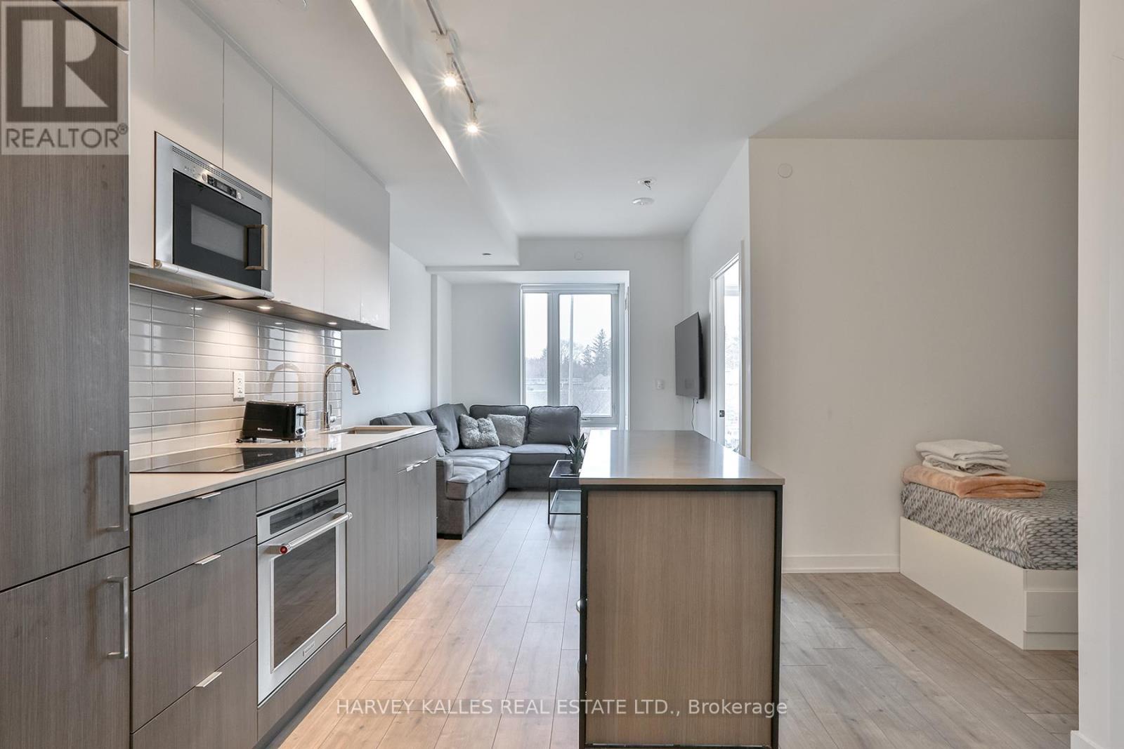 206 - 215 LAKESHORE ROAD W