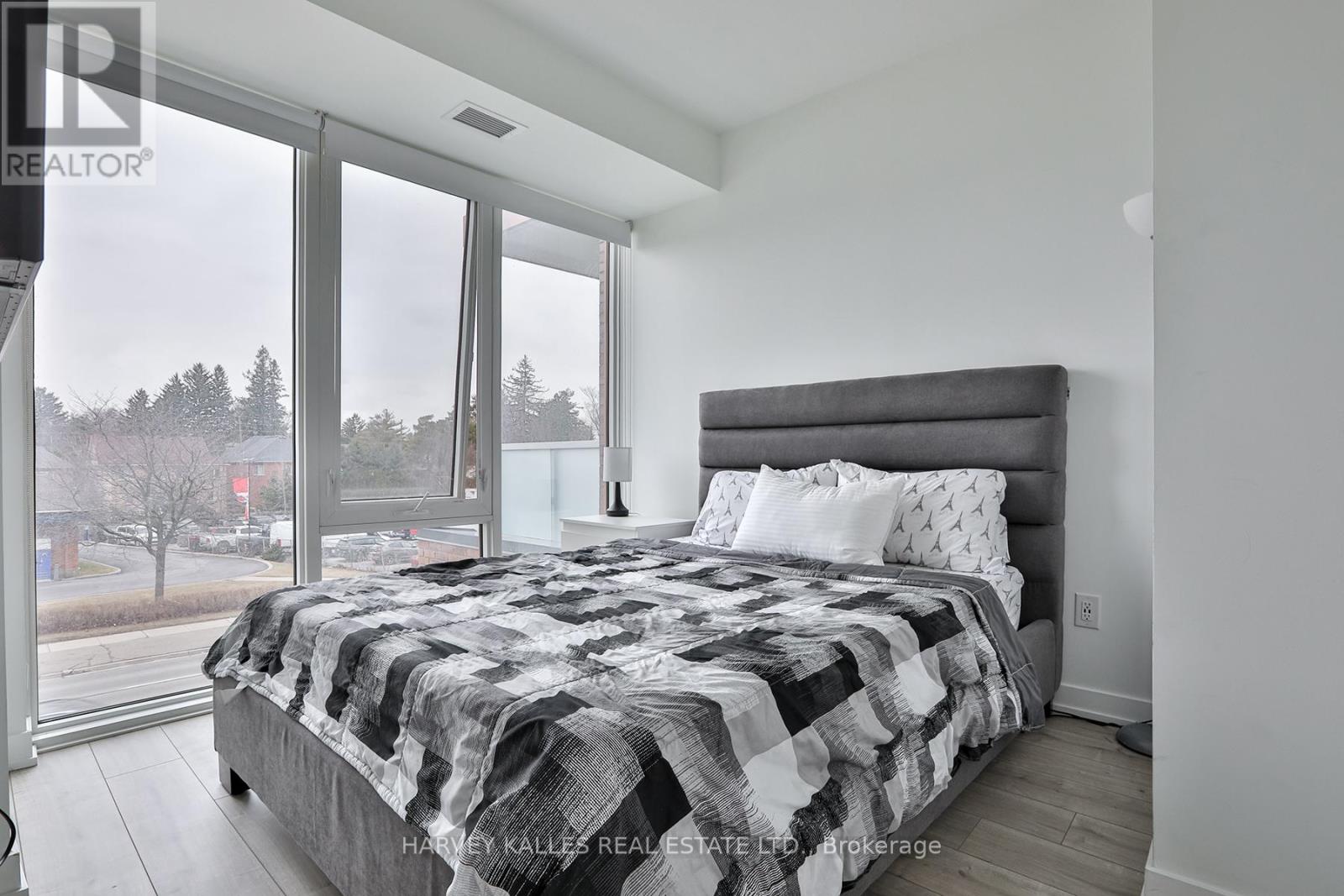 206 - 215 LAKESHORE ROAD W