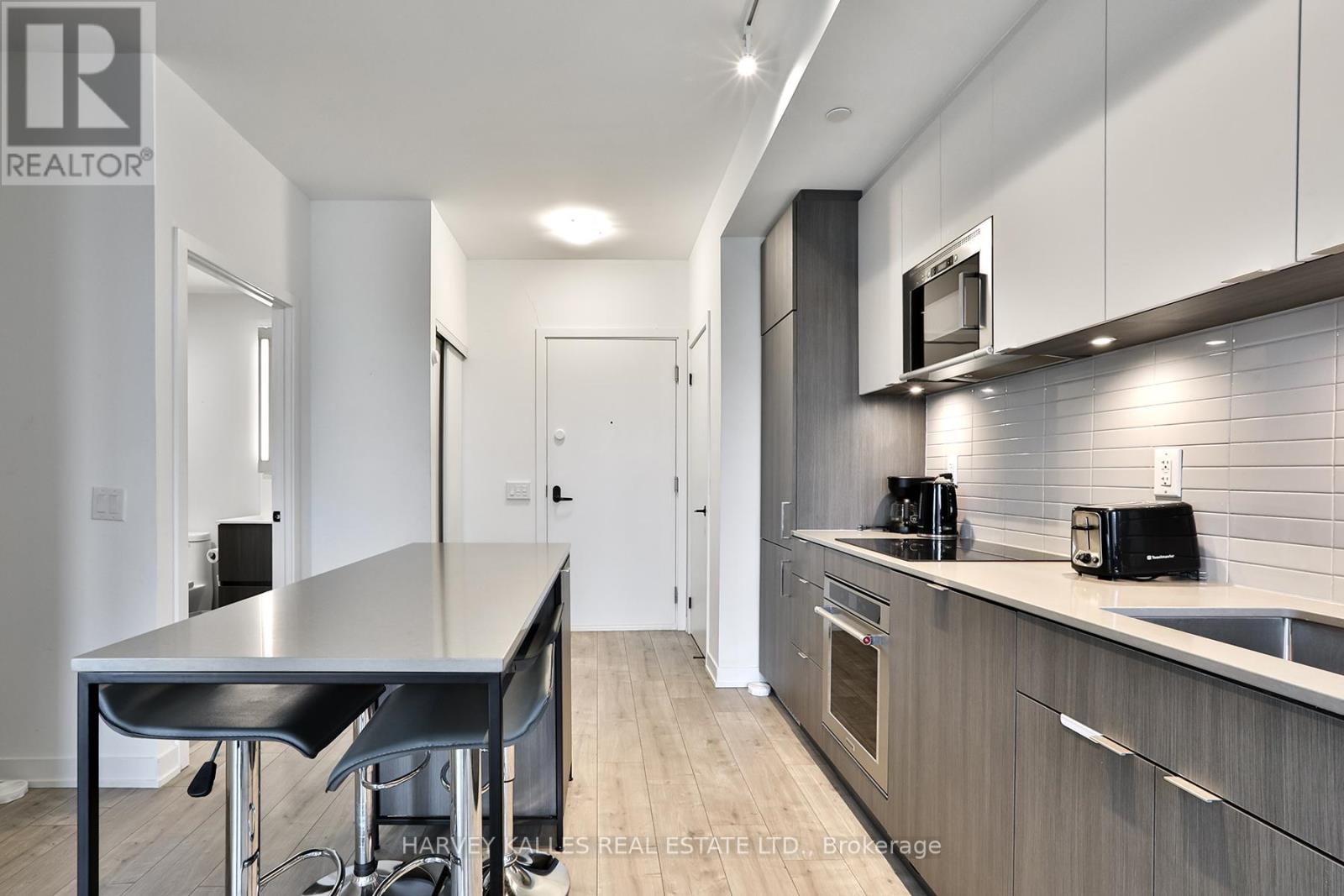 206 - 215 LAKESHORE ROAD W