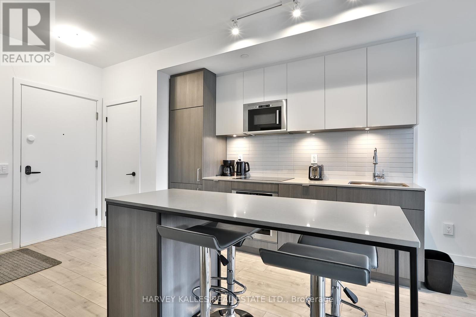 206 - 215 LAKESHORE ROAD W