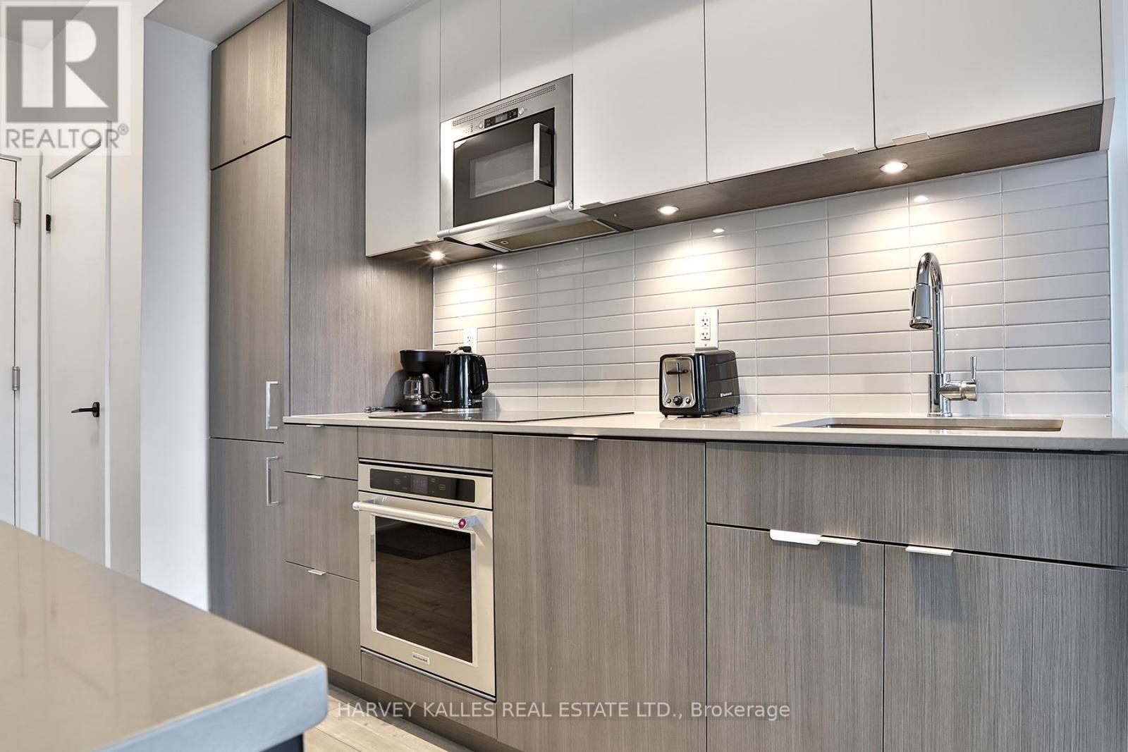 206 - 215 LAKESHORE ROAD W
