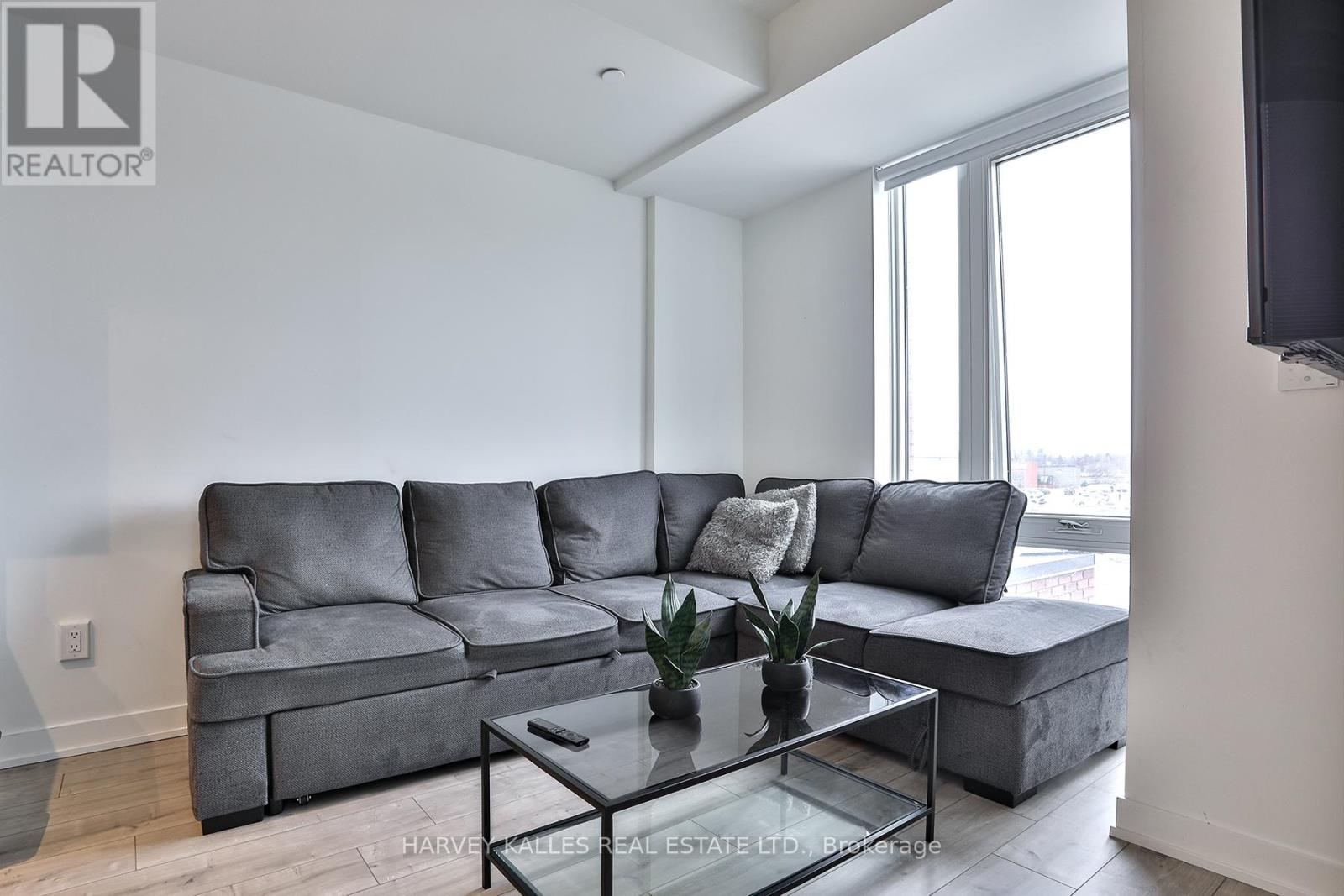 206 - 215 LAKESHORE ROAD W