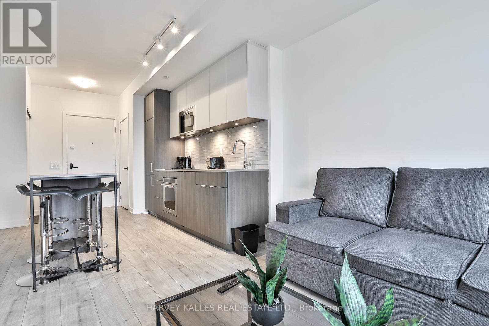 206 - 215 LAKESHORE ROAD W