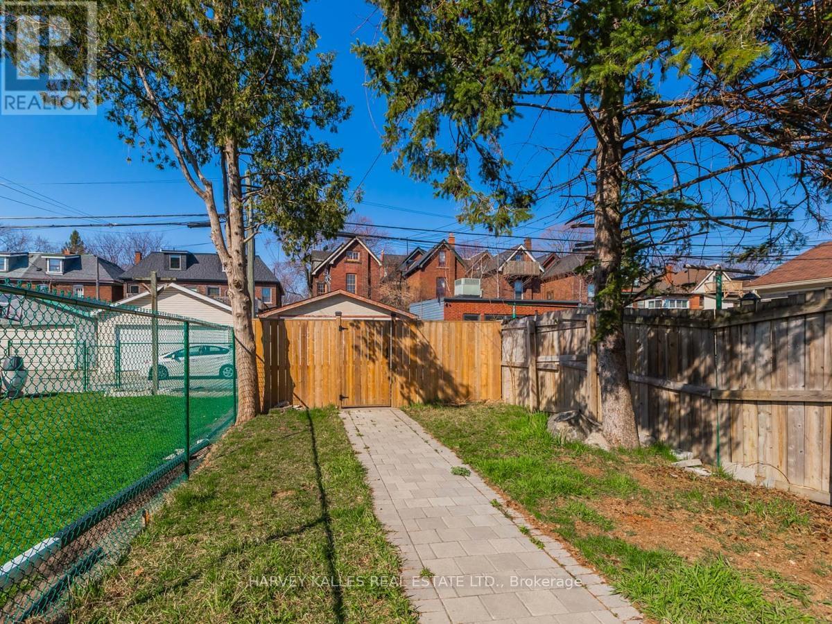 3 - 160 LANSDOWNE AVENUE