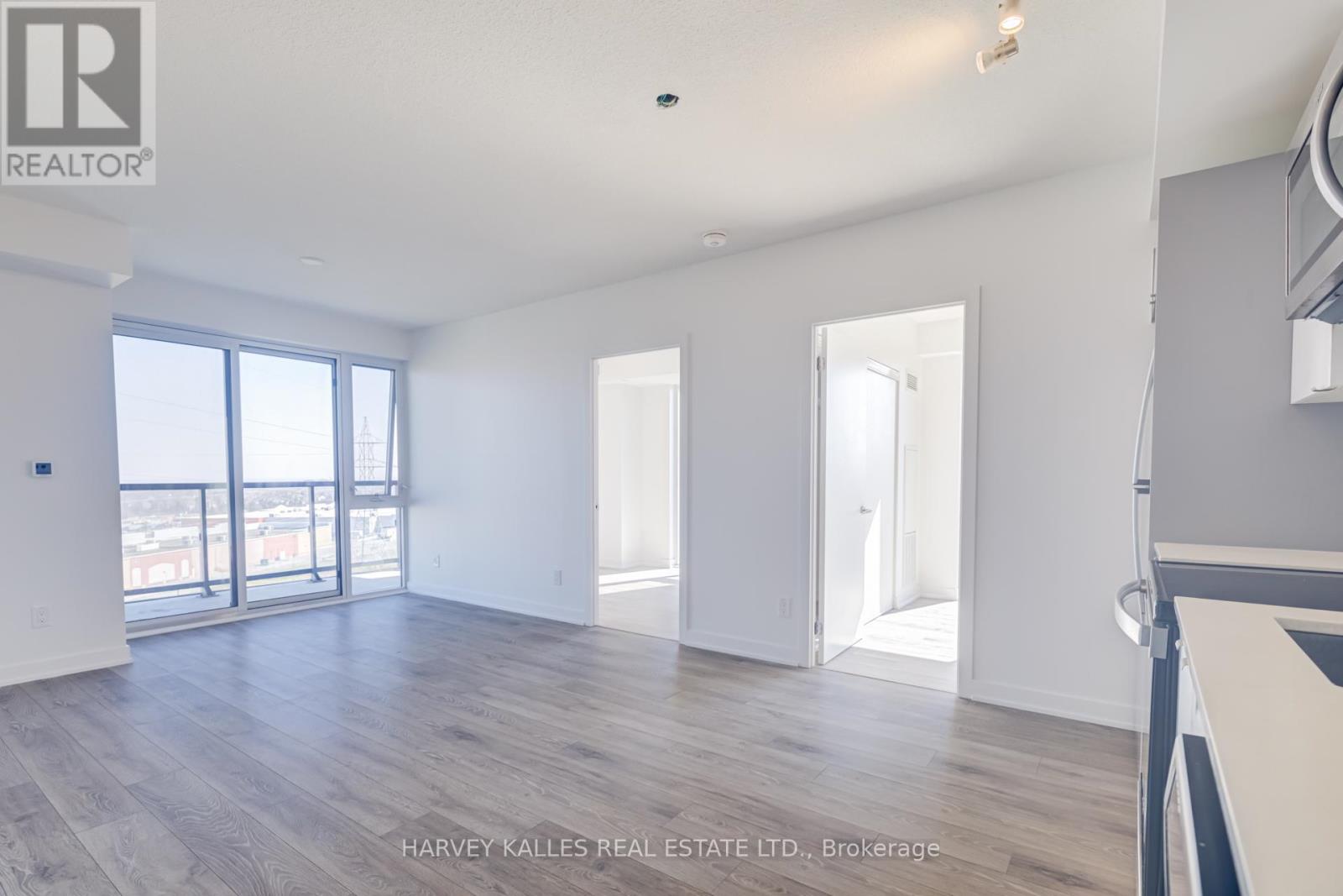 B814 - 3200 DAKOTA COMMON