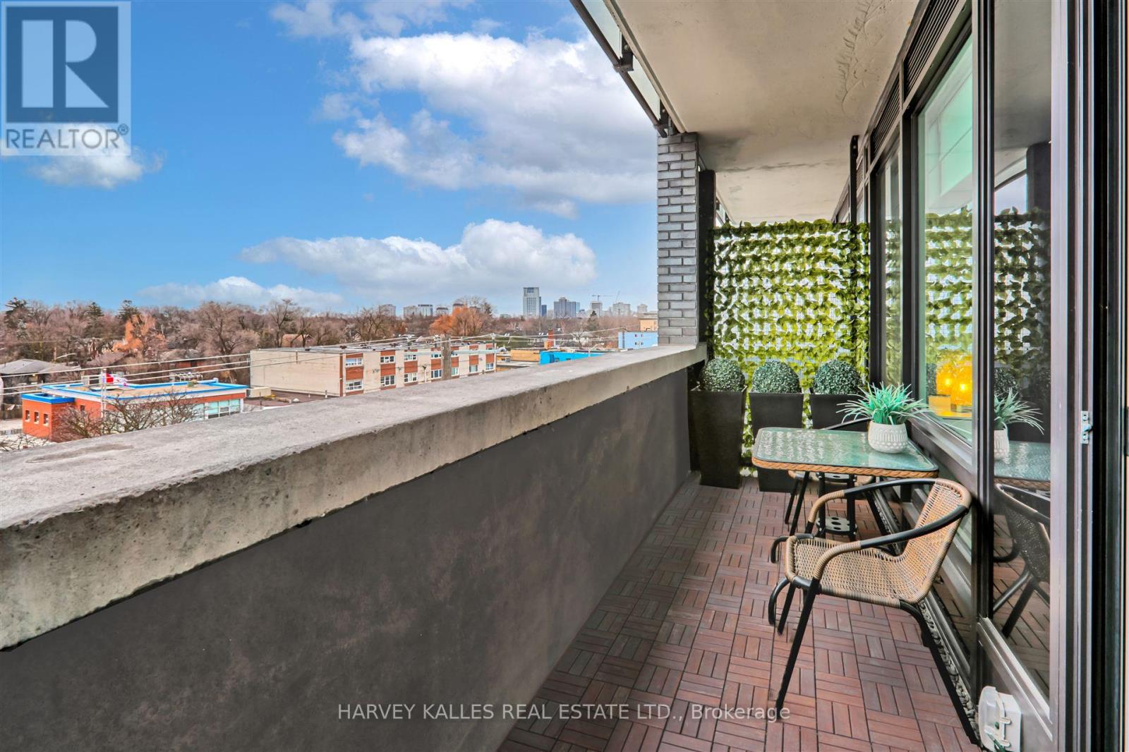 412 - 4208 DUNDAS STREET W