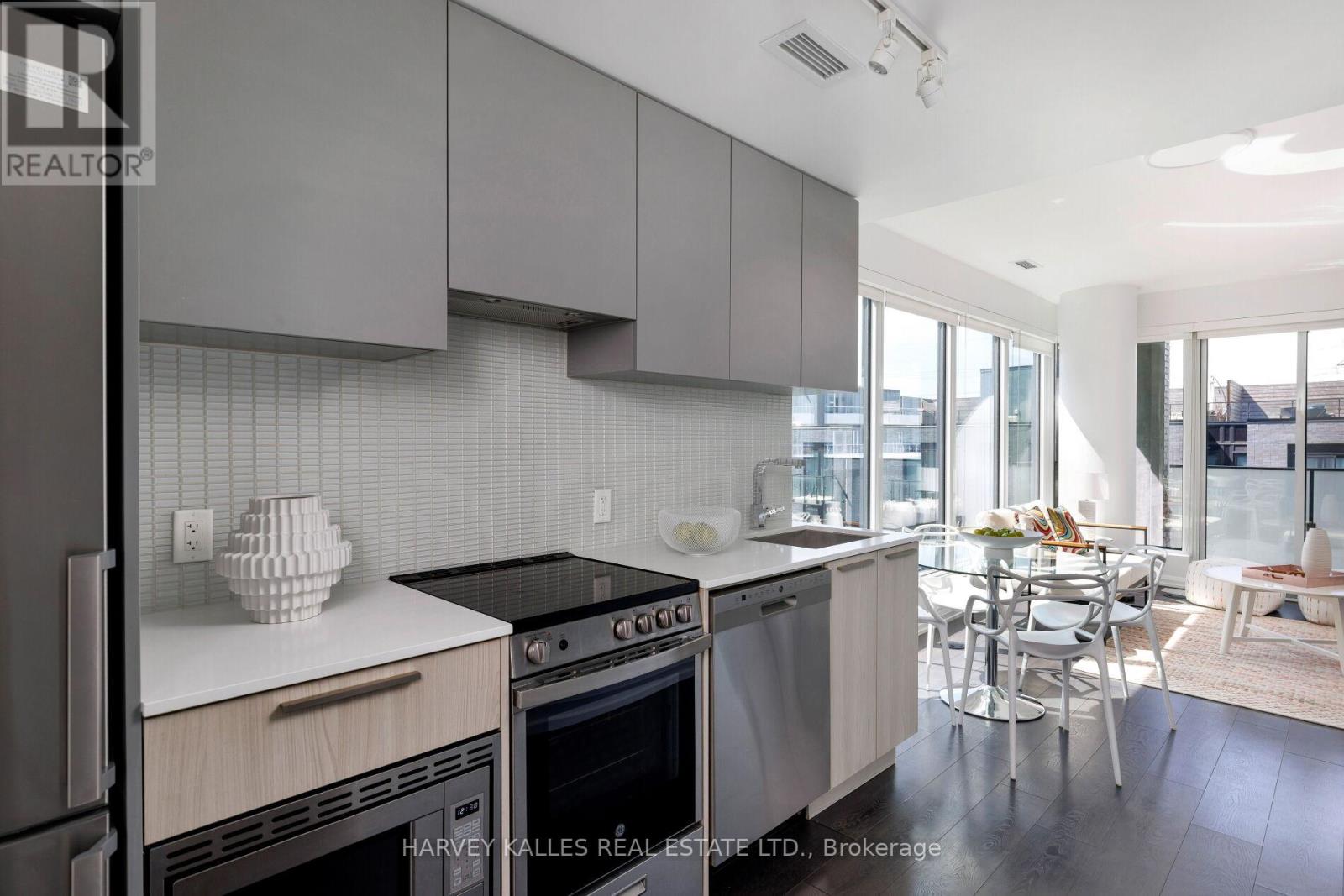 301 - 4208 DUNDAS STREET W