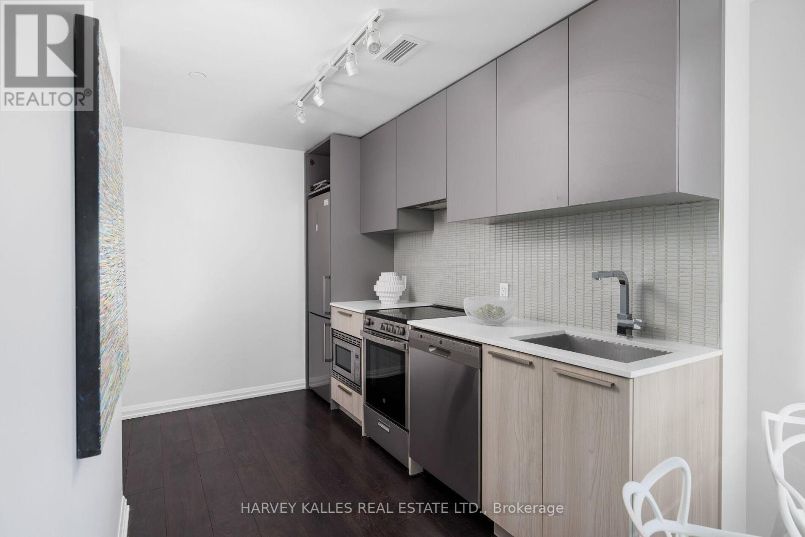 301 - 4208 DUNDAS STREET W