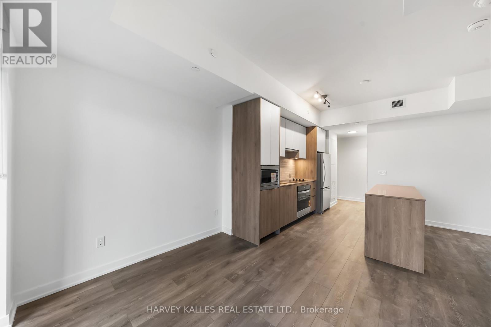 514 - 1007 THE QUEENSWAY