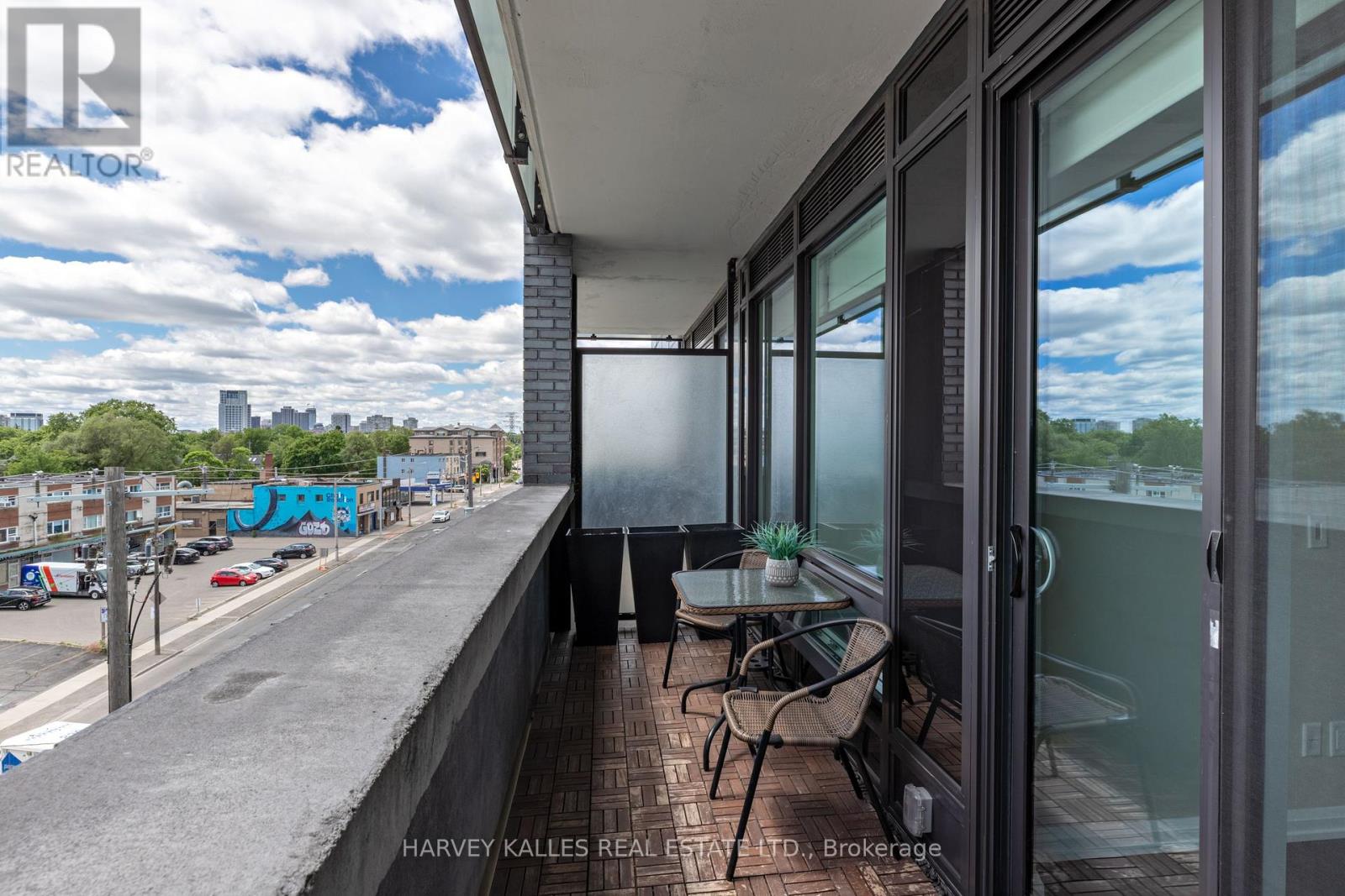 412 - 4208 DUNDAS STREET W