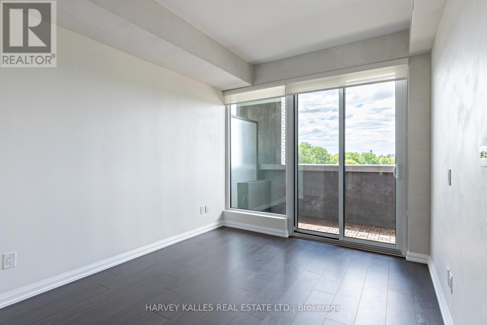 412 - 4208 DUNDAS STREET W
