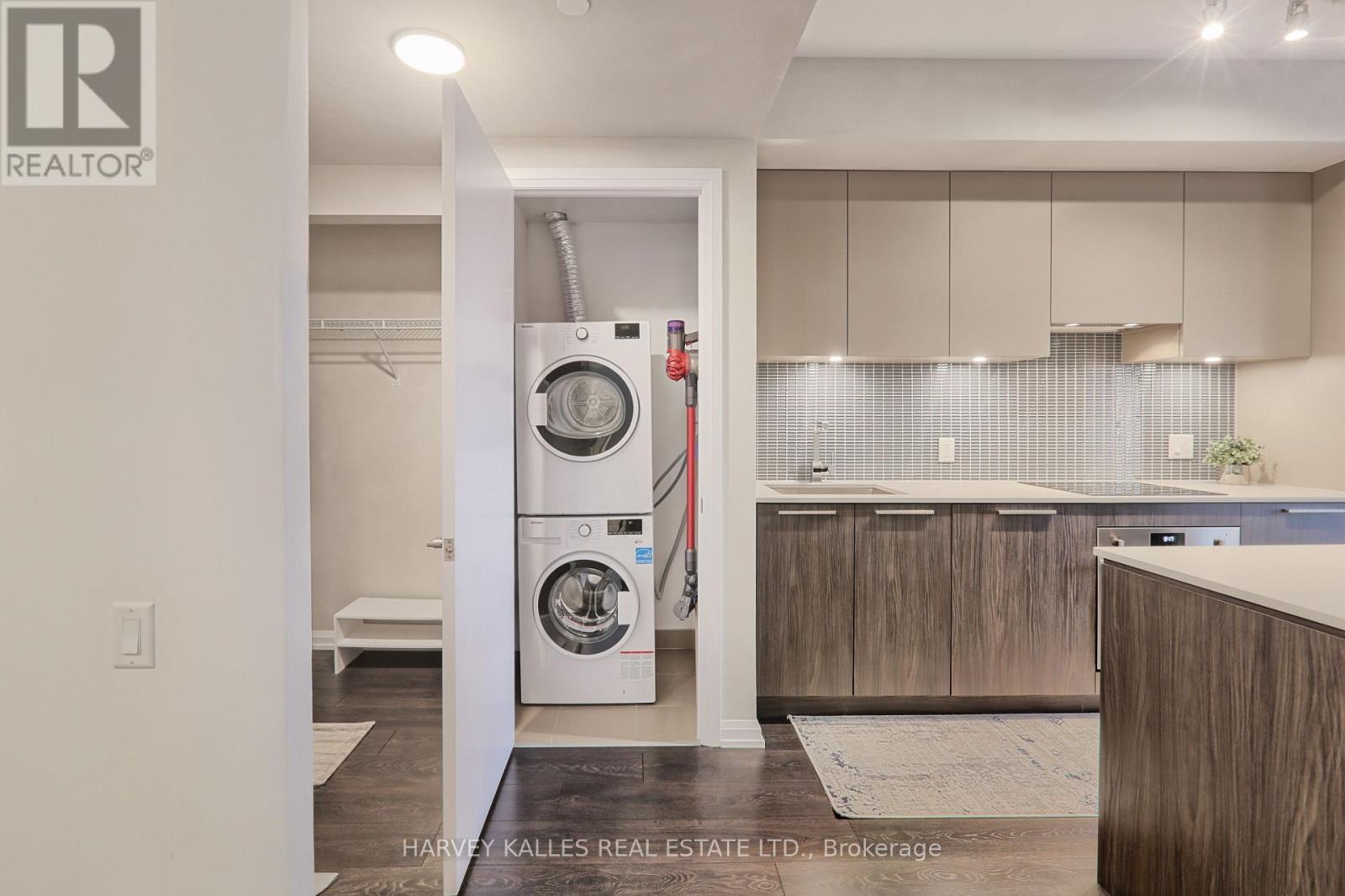 412 - 4208 DUNDAS STREET W