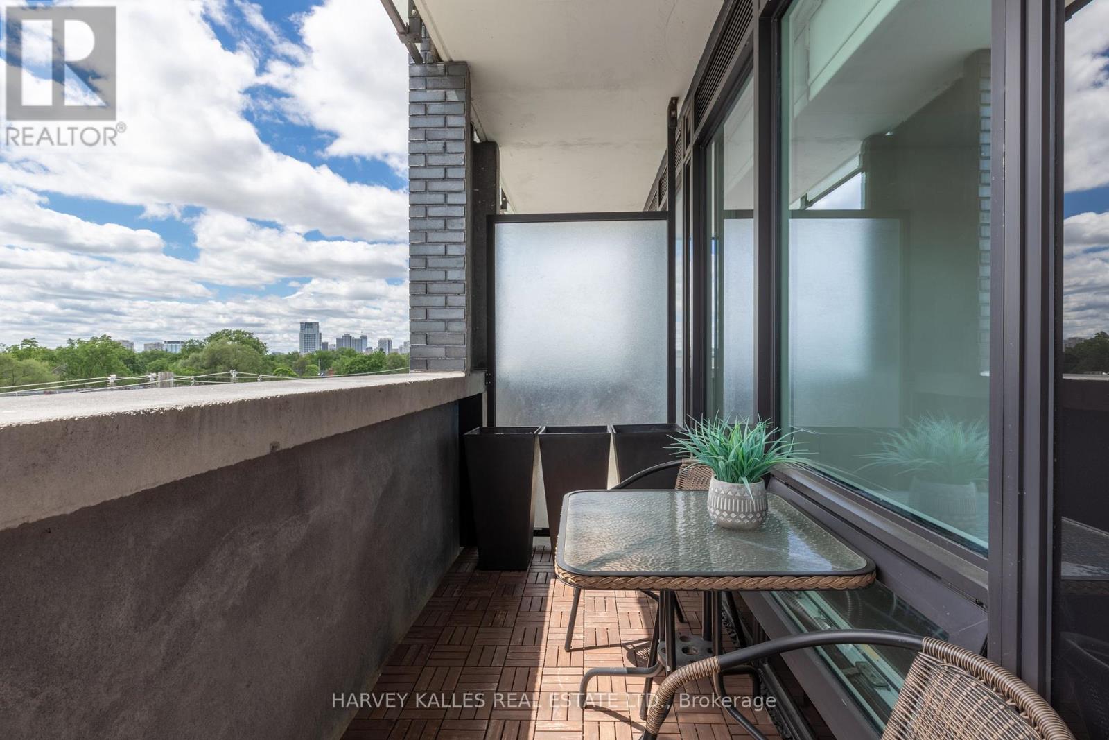412 - 4208 DUNDAS STREET W