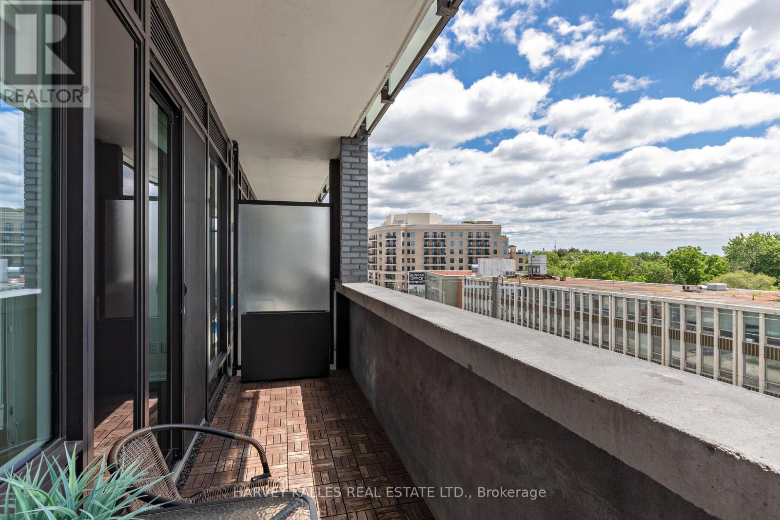 412 - 4208 DUNDAS STREET W