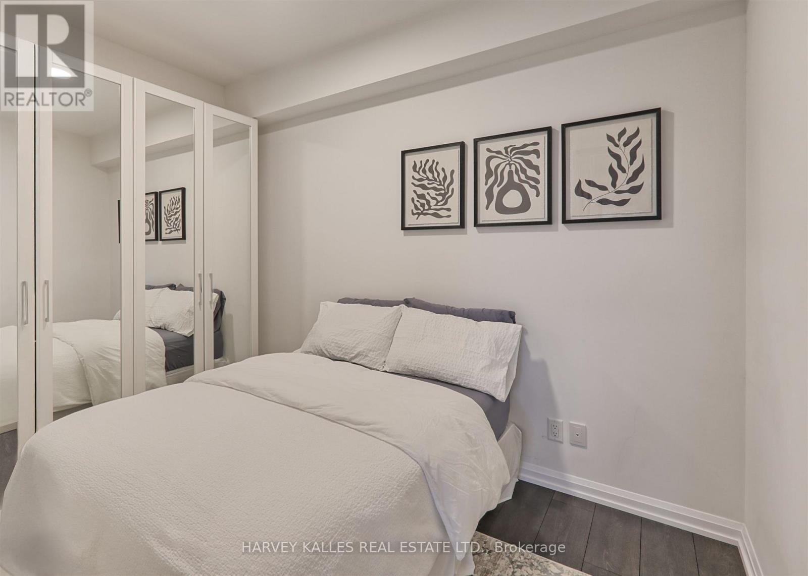 412 - 4208 DUNDAS STREET W