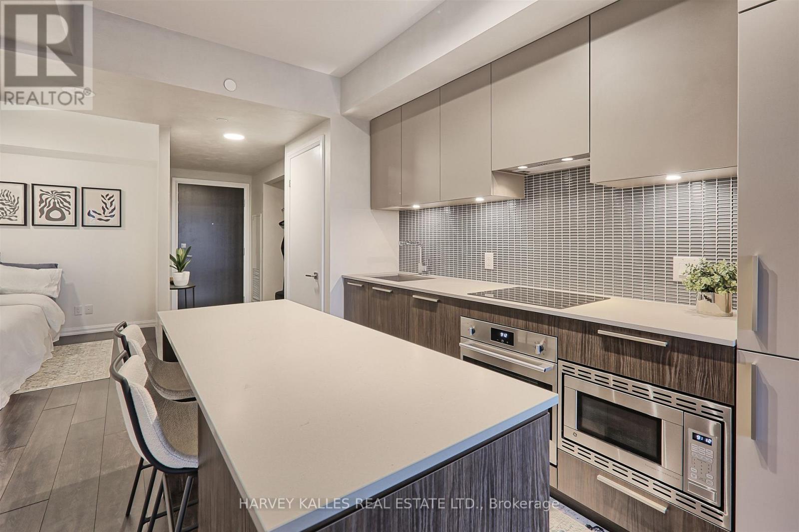412 - 4208 DUNDAS STREET W