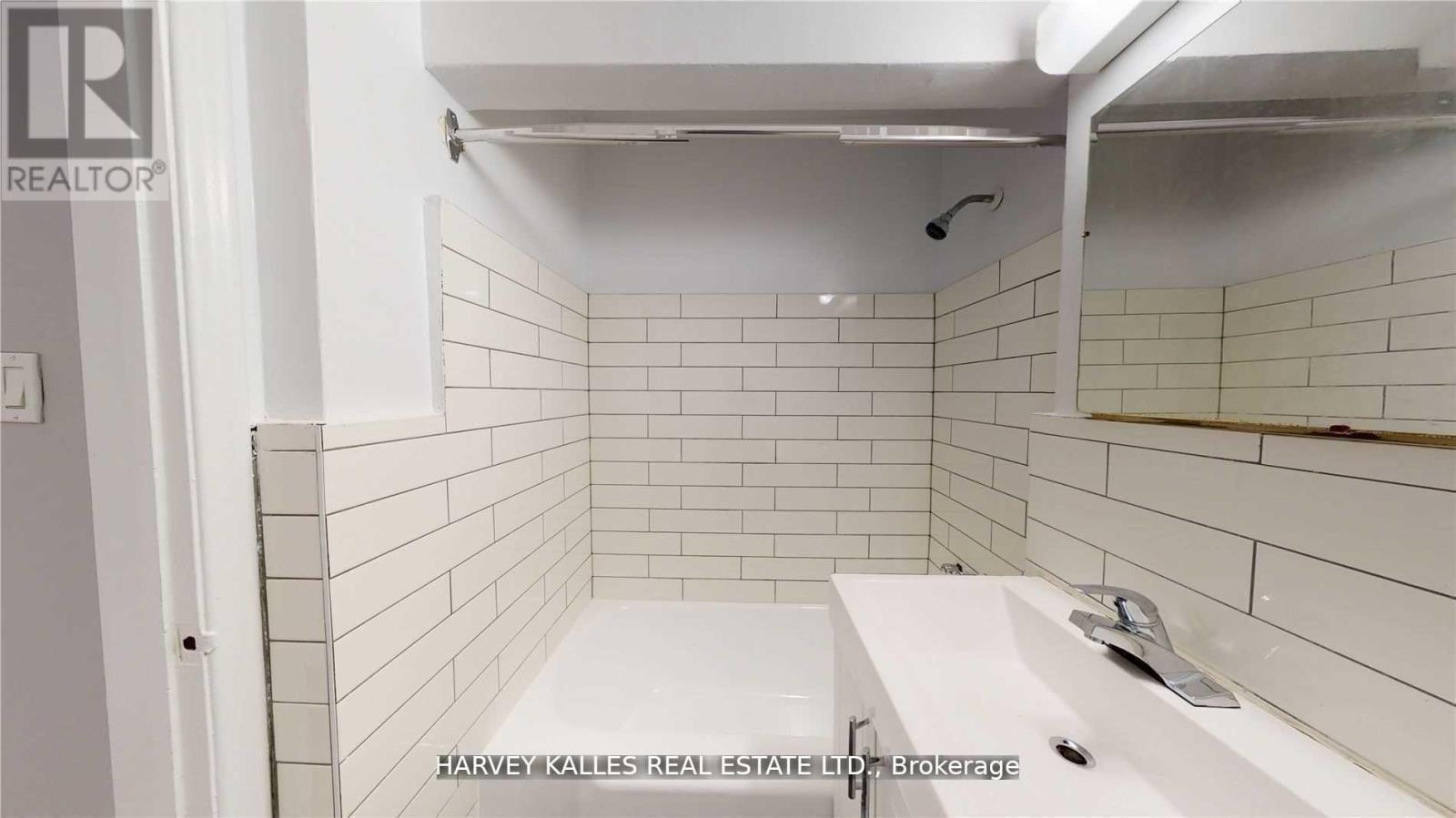 B3 - 4 GREENTREE COURT