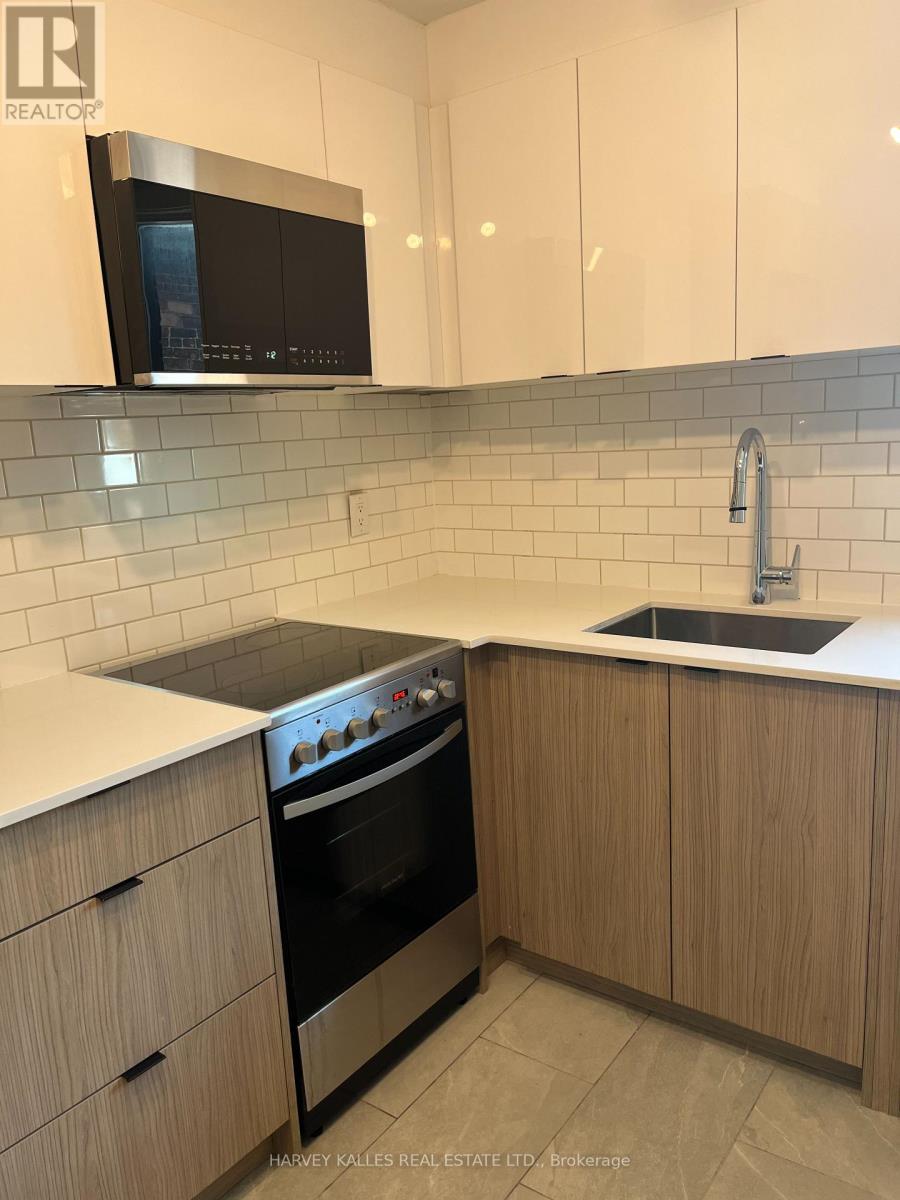 910 BLOOR STREET W