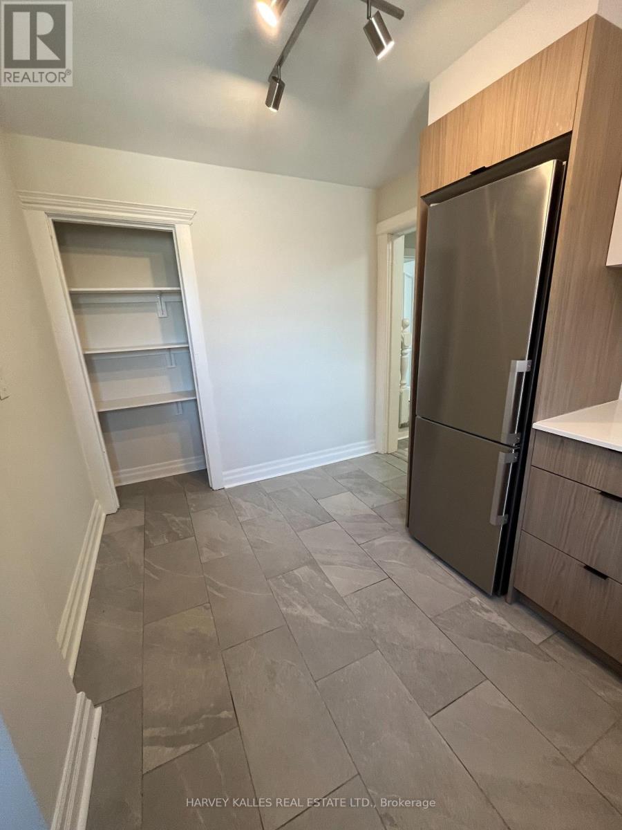 910 BLOOR STREET W