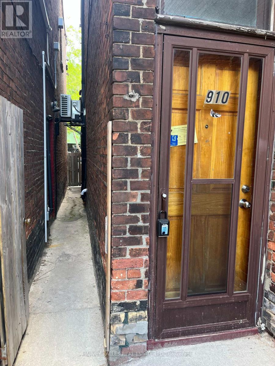 910 BLOOR STREET W