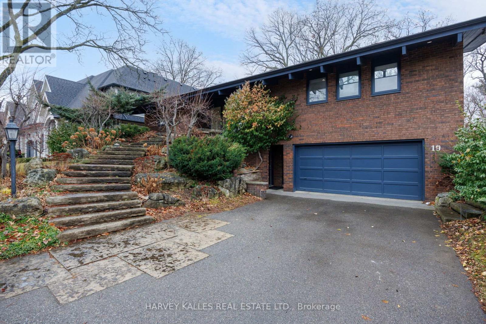 19 BLAIR ATHOL CRESCENT