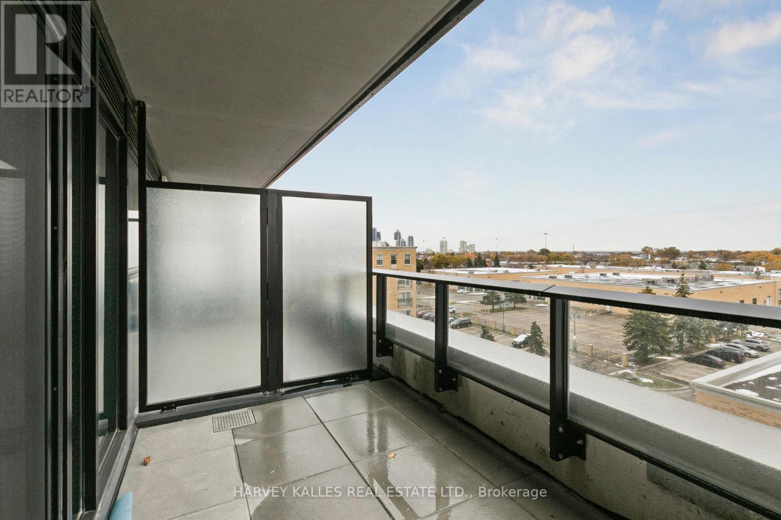 512 - 801 THE QUEENSWAY