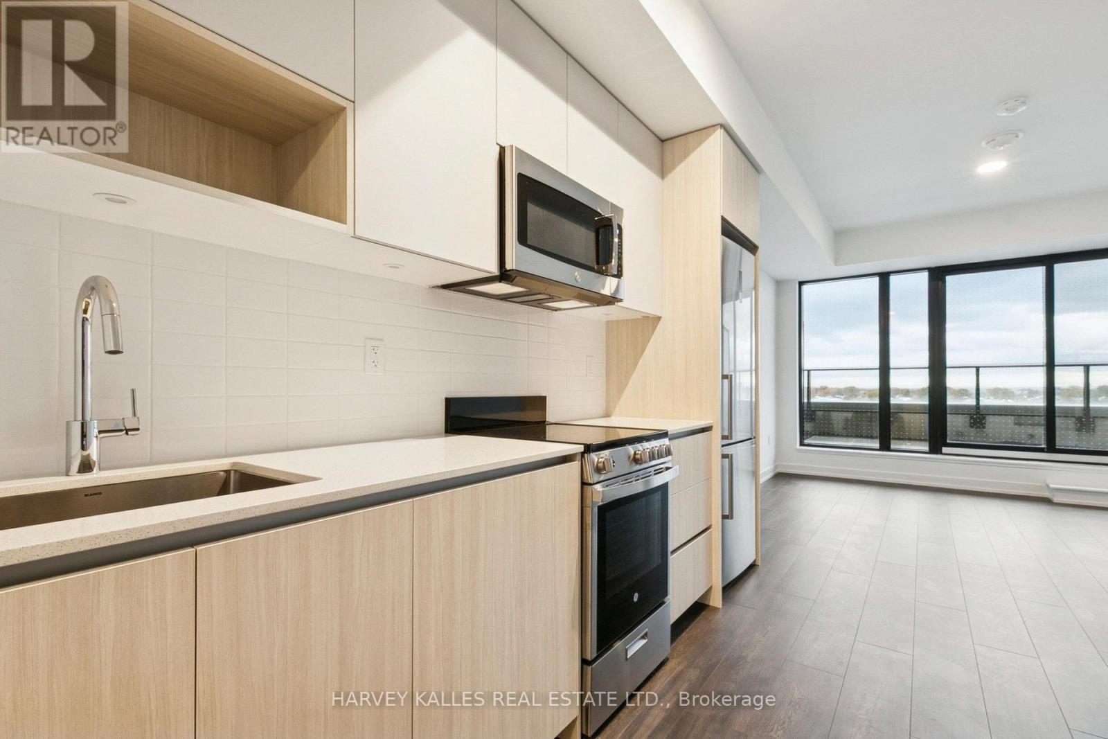 512 - 801 THE QUEENSWAY