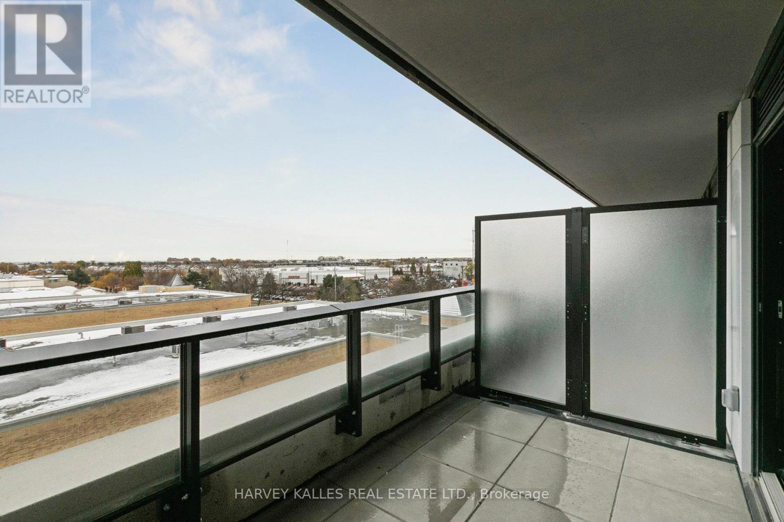 512 - 801 THE QUEENSWAY