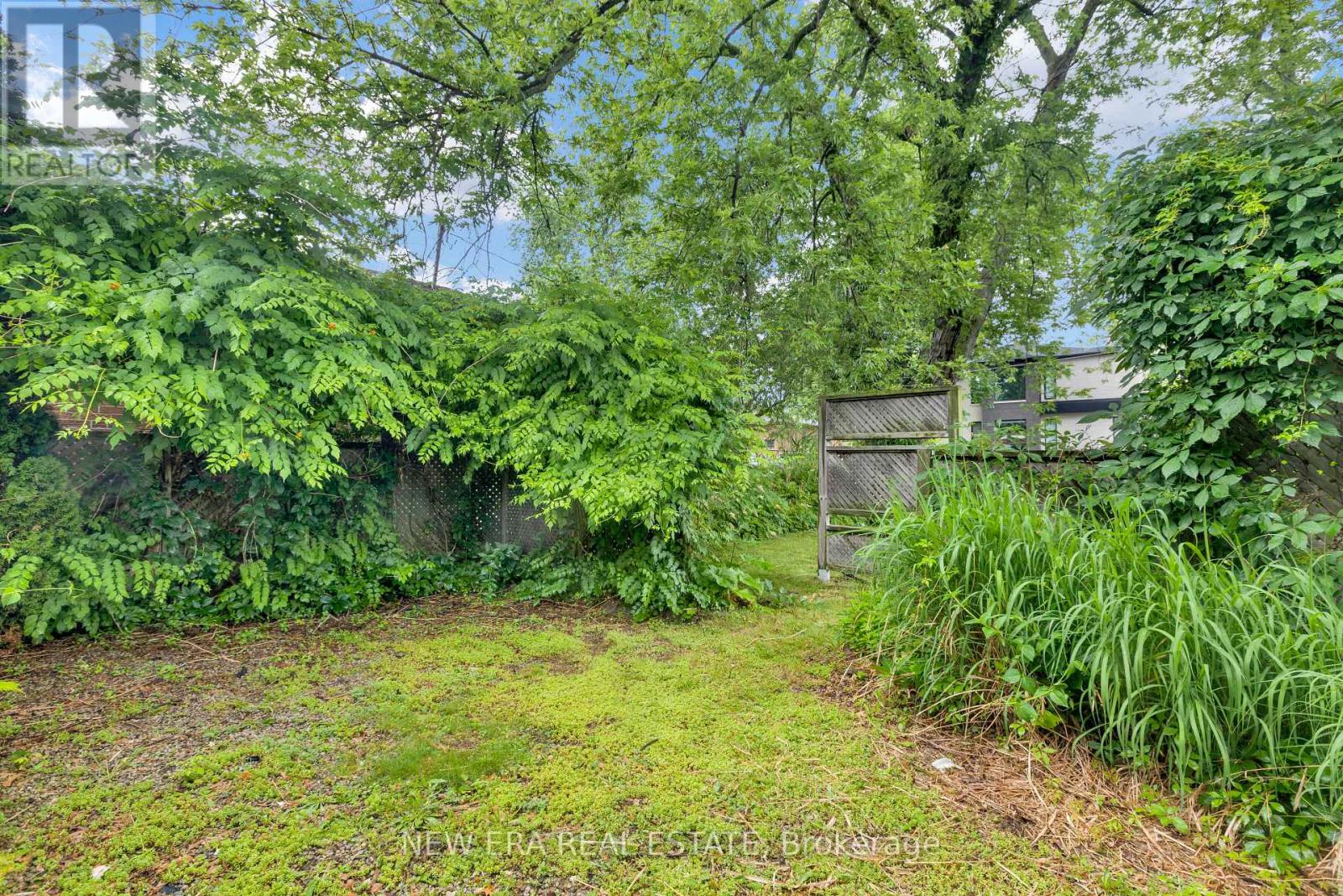 2 FOCH AVENUE