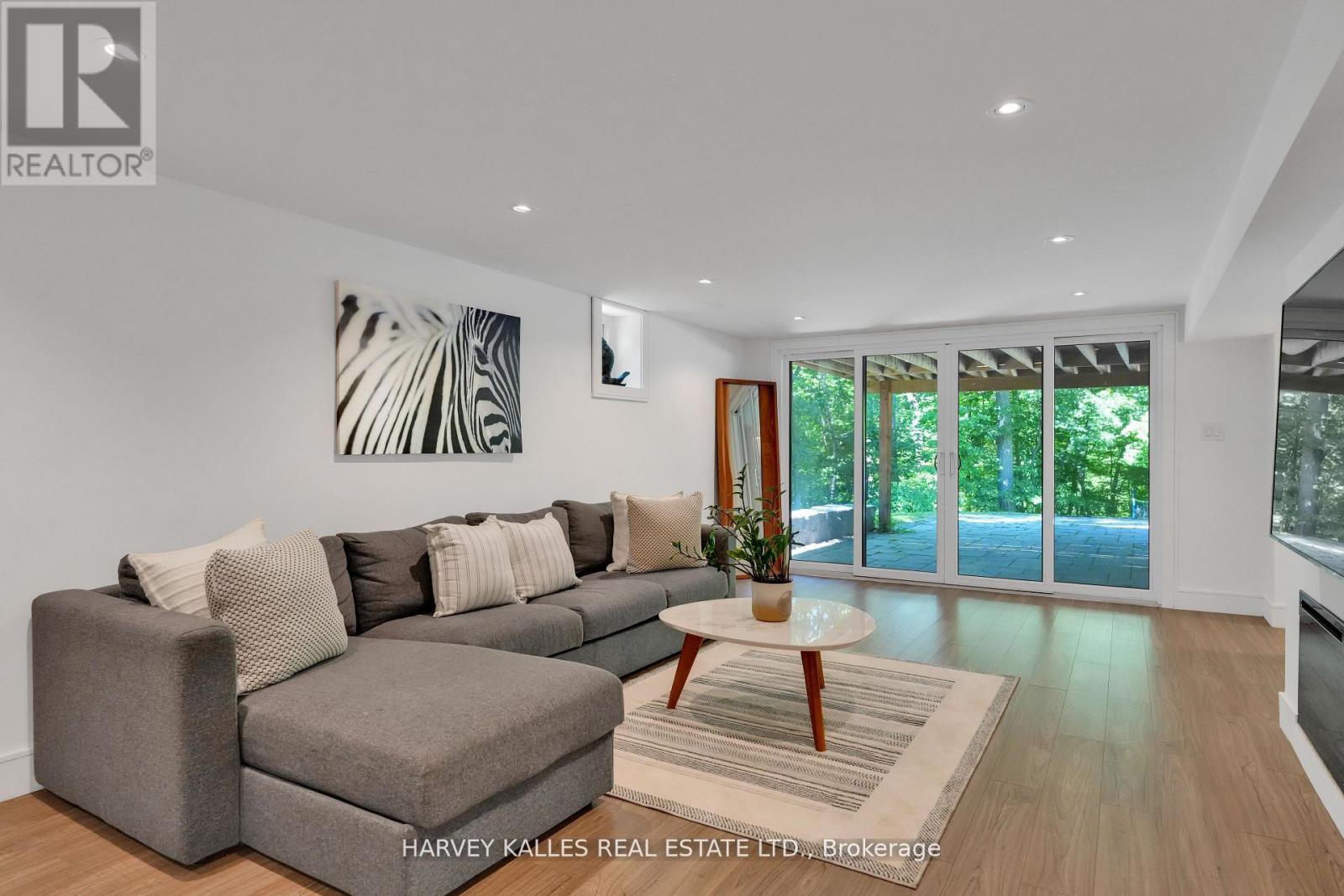 8 CIRCLE RIDGE
