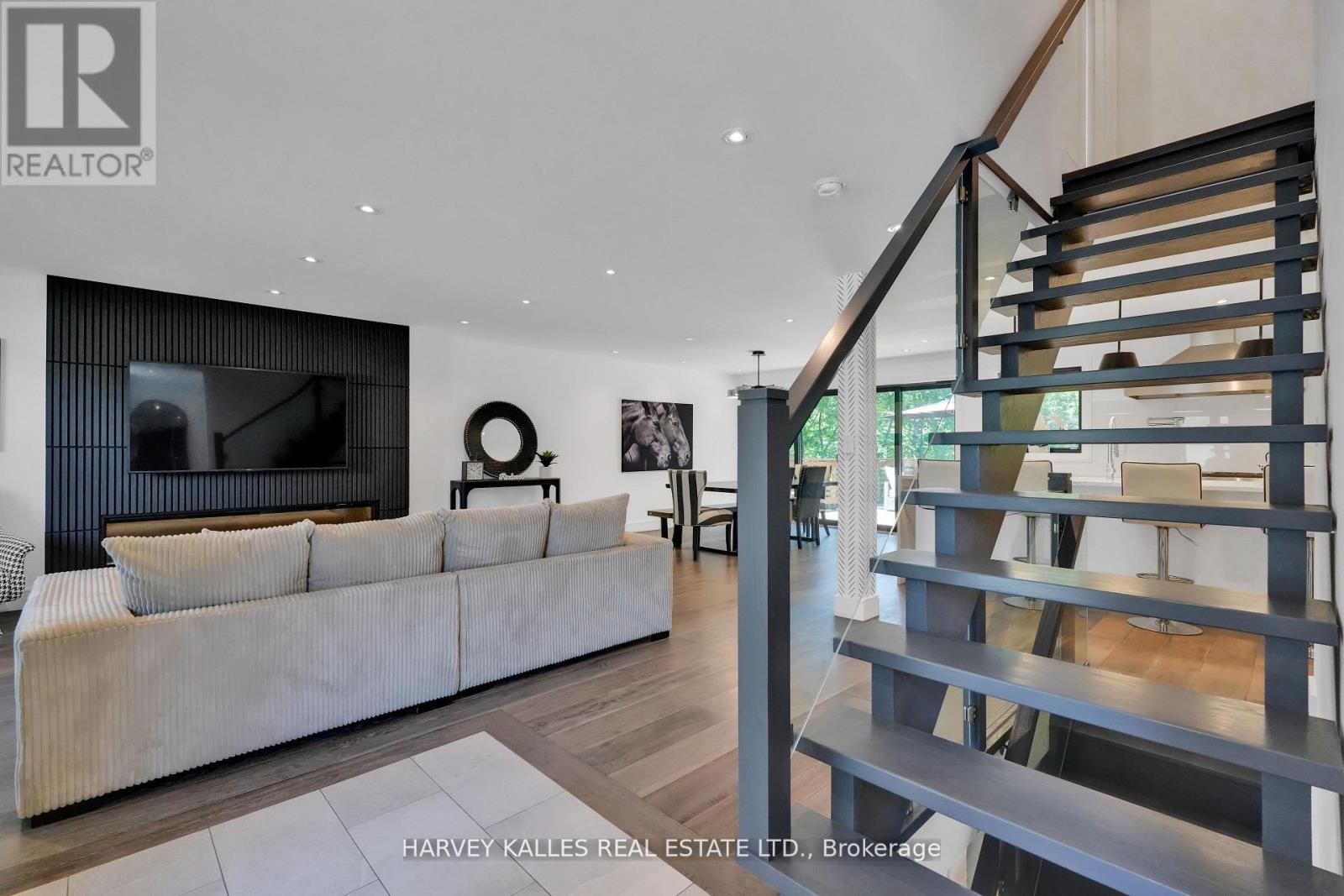 8 CIRCLE RIDGE