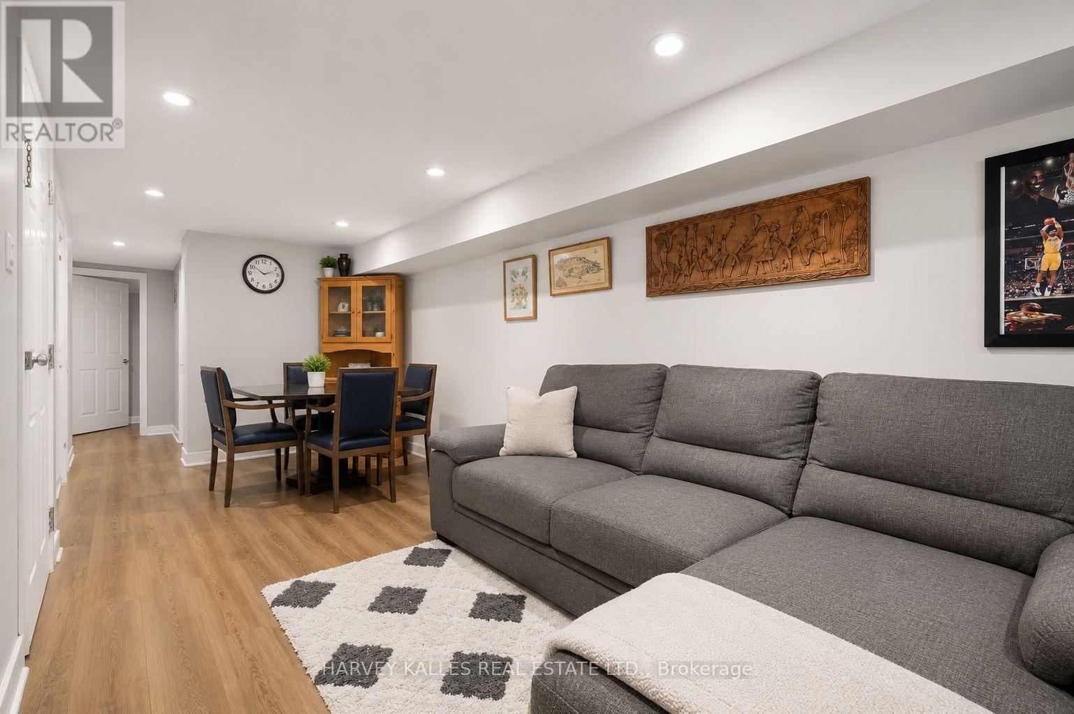 29 GILTSPUR DRIVE