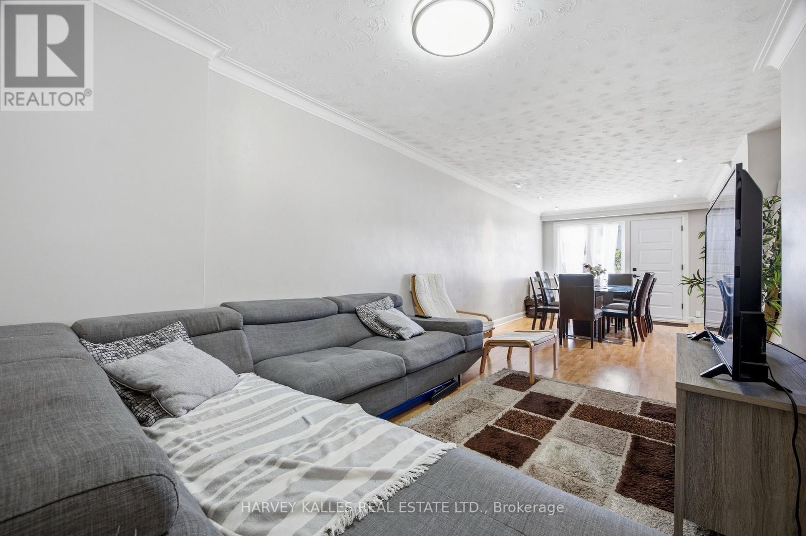 29 GILTSPUR DRIVE