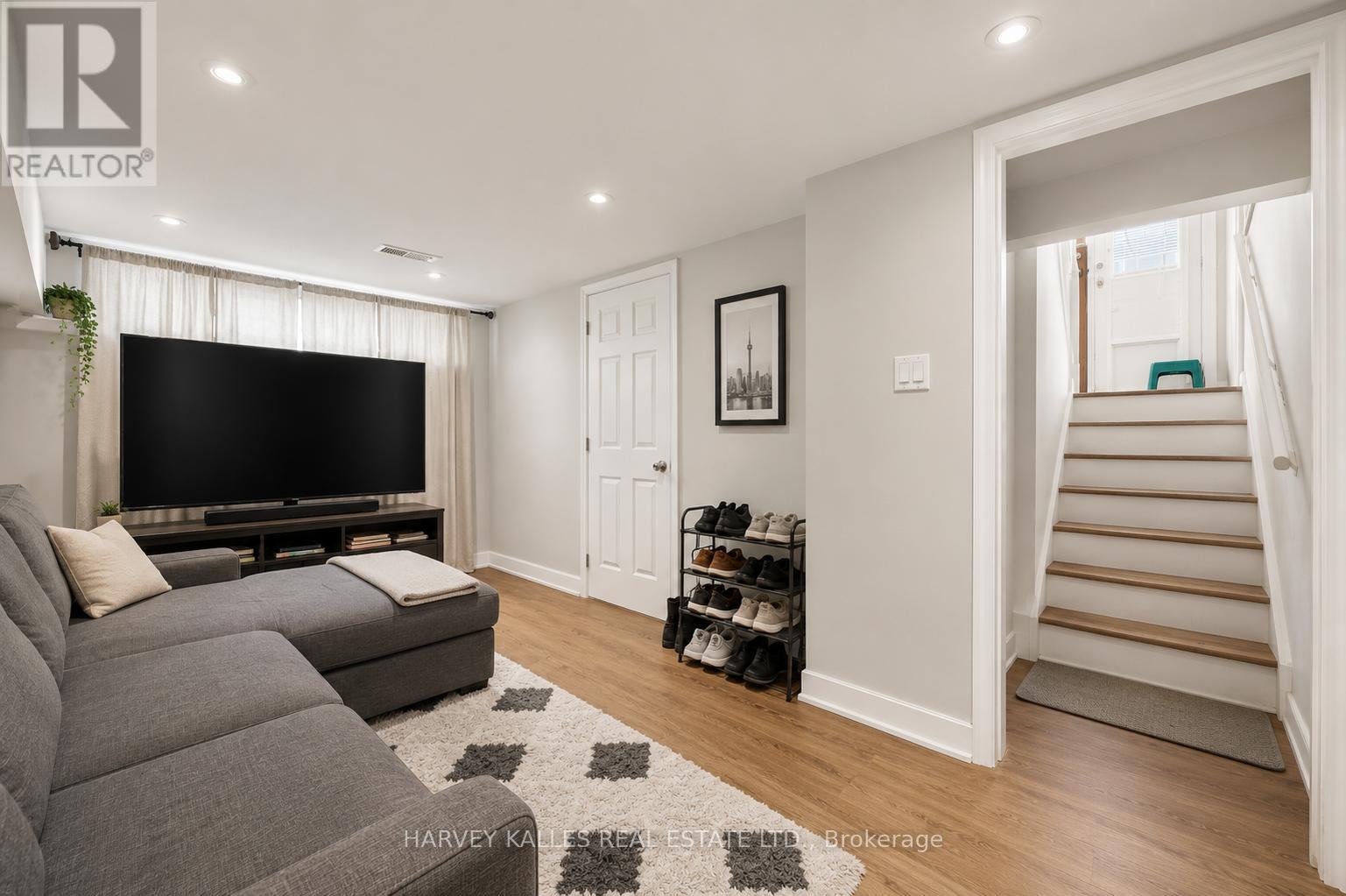 29 GILTSPUR DRIVE
