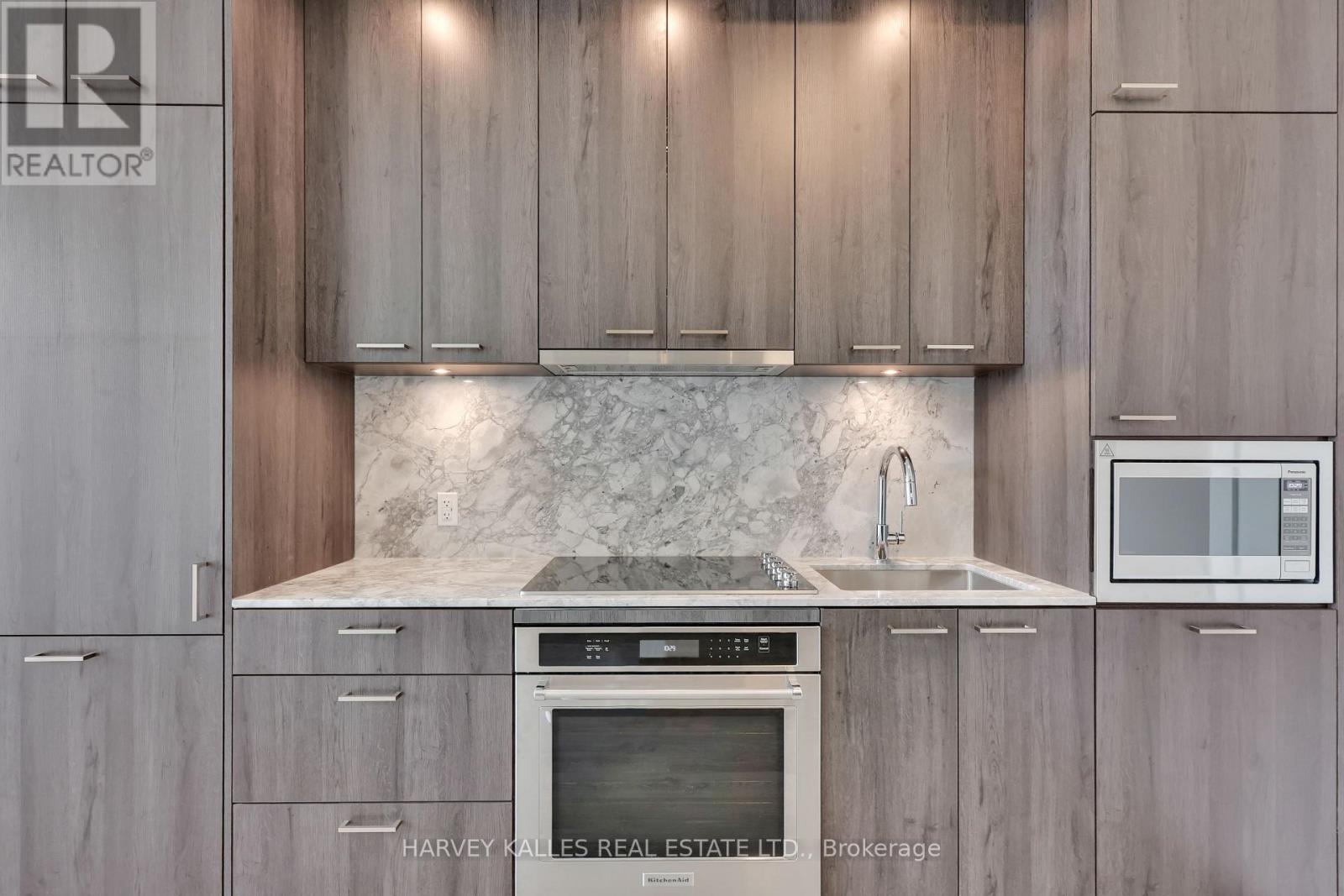 PH2 - 858 DUPONT STREET