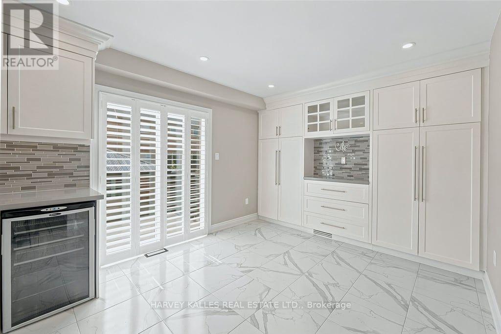 2033 REDSTONE CRESCENT