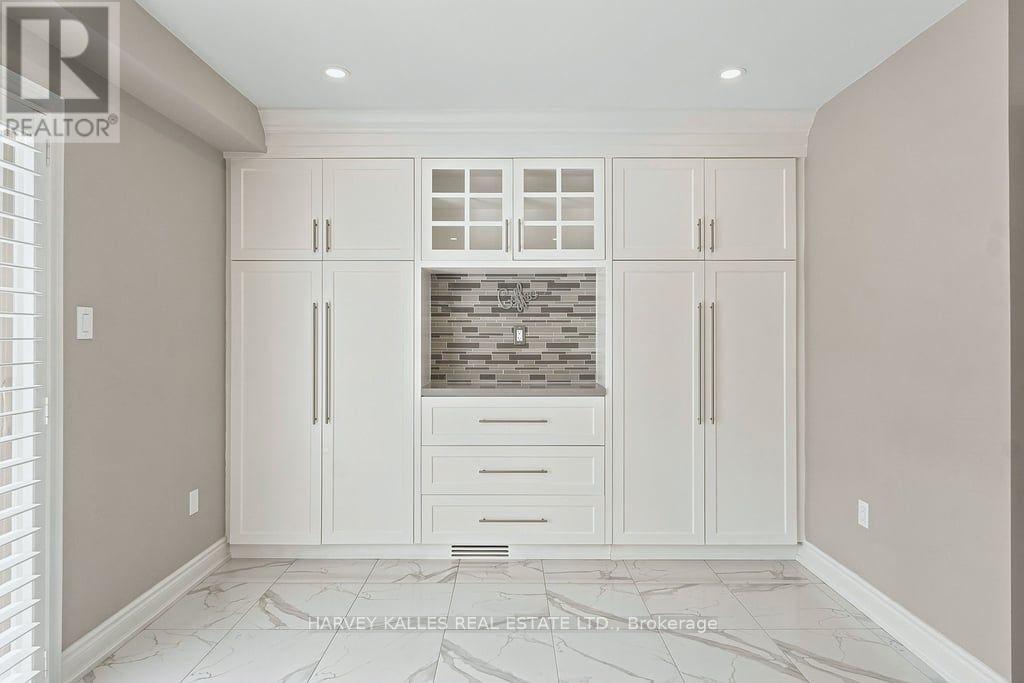 2033 REDSTONE CRESCENT