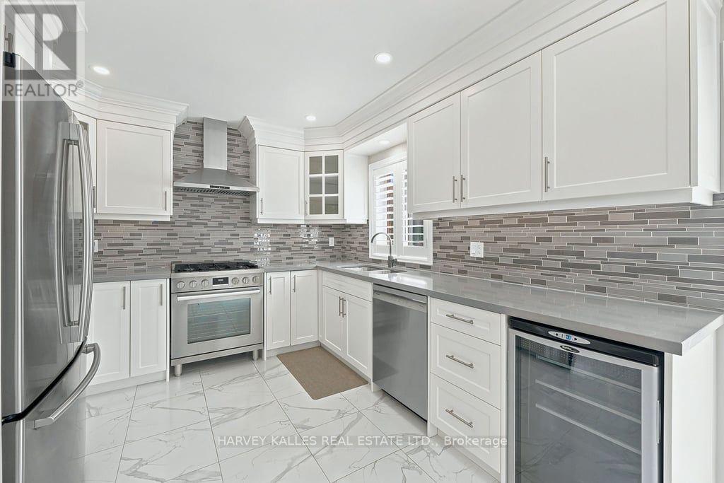2033 REDSTONE CRESCENT