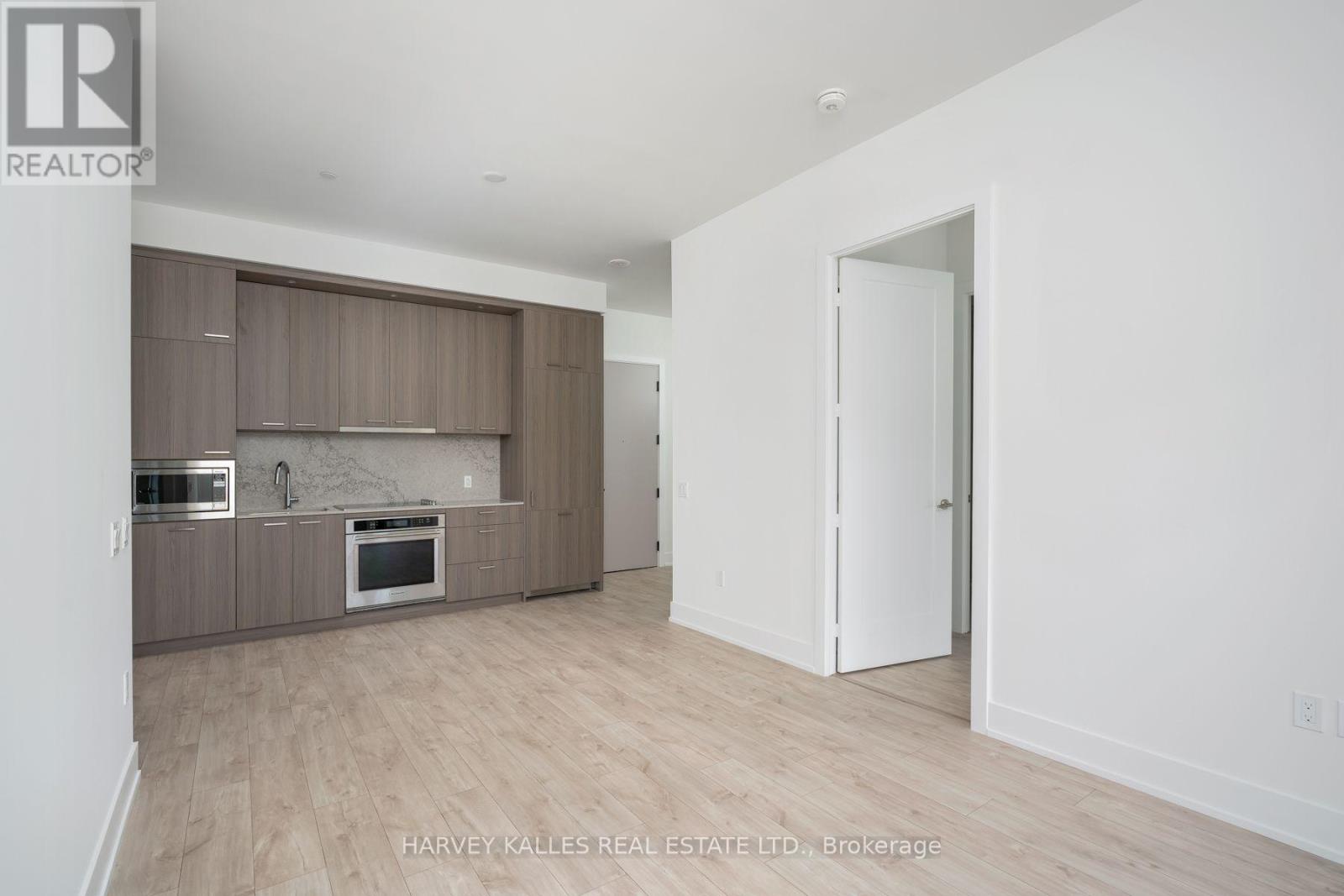 PH37 - 858 DUPONT STREET