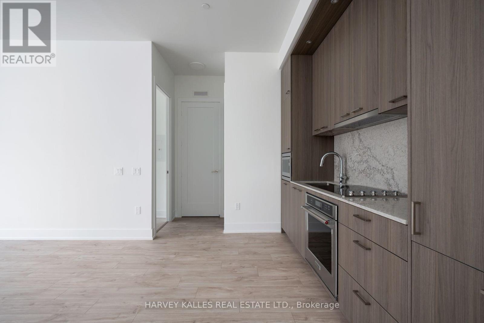 PH37 - 858 DUPONT STREET