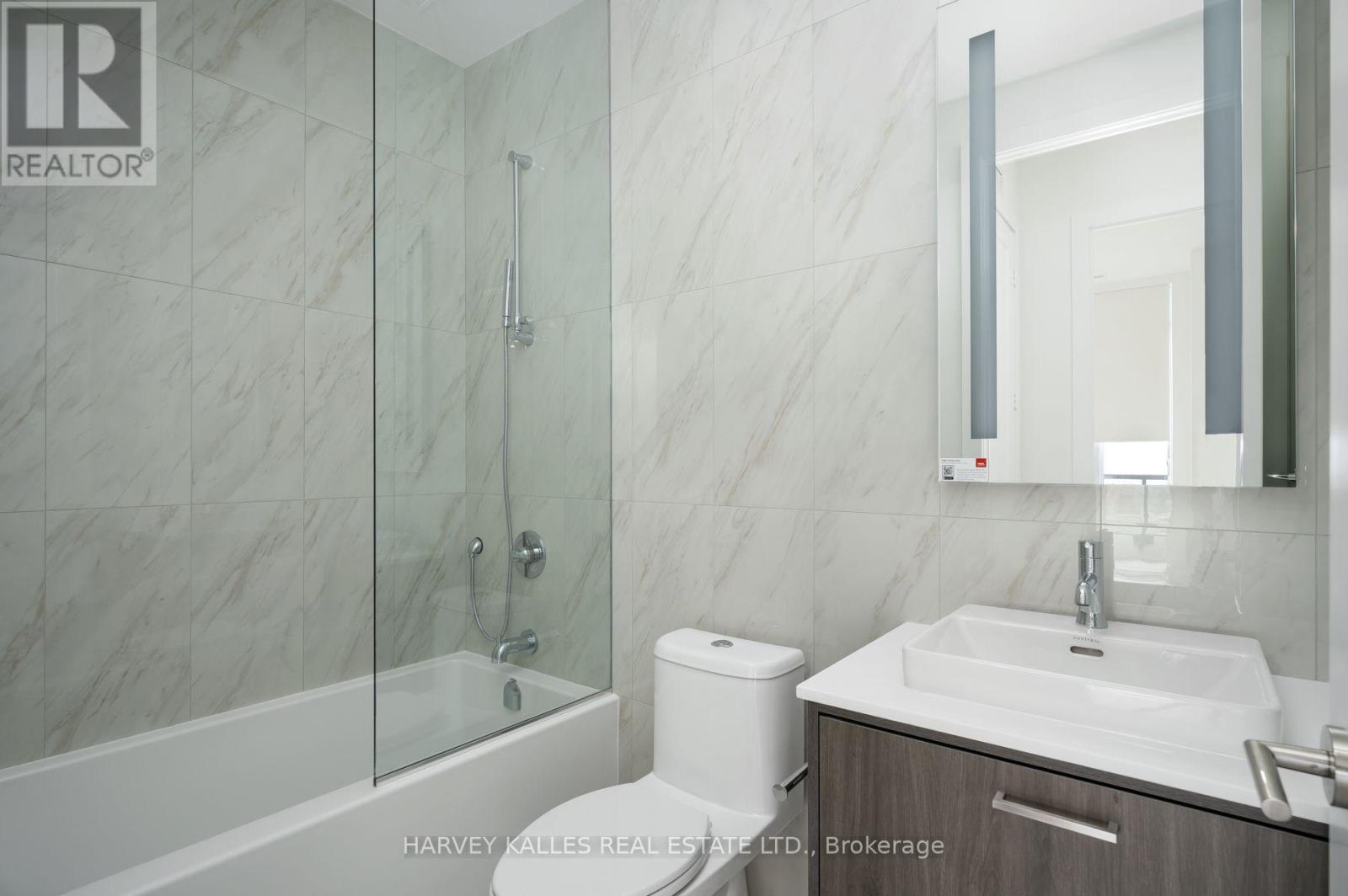 PH37 - 858 DUPONT STREET