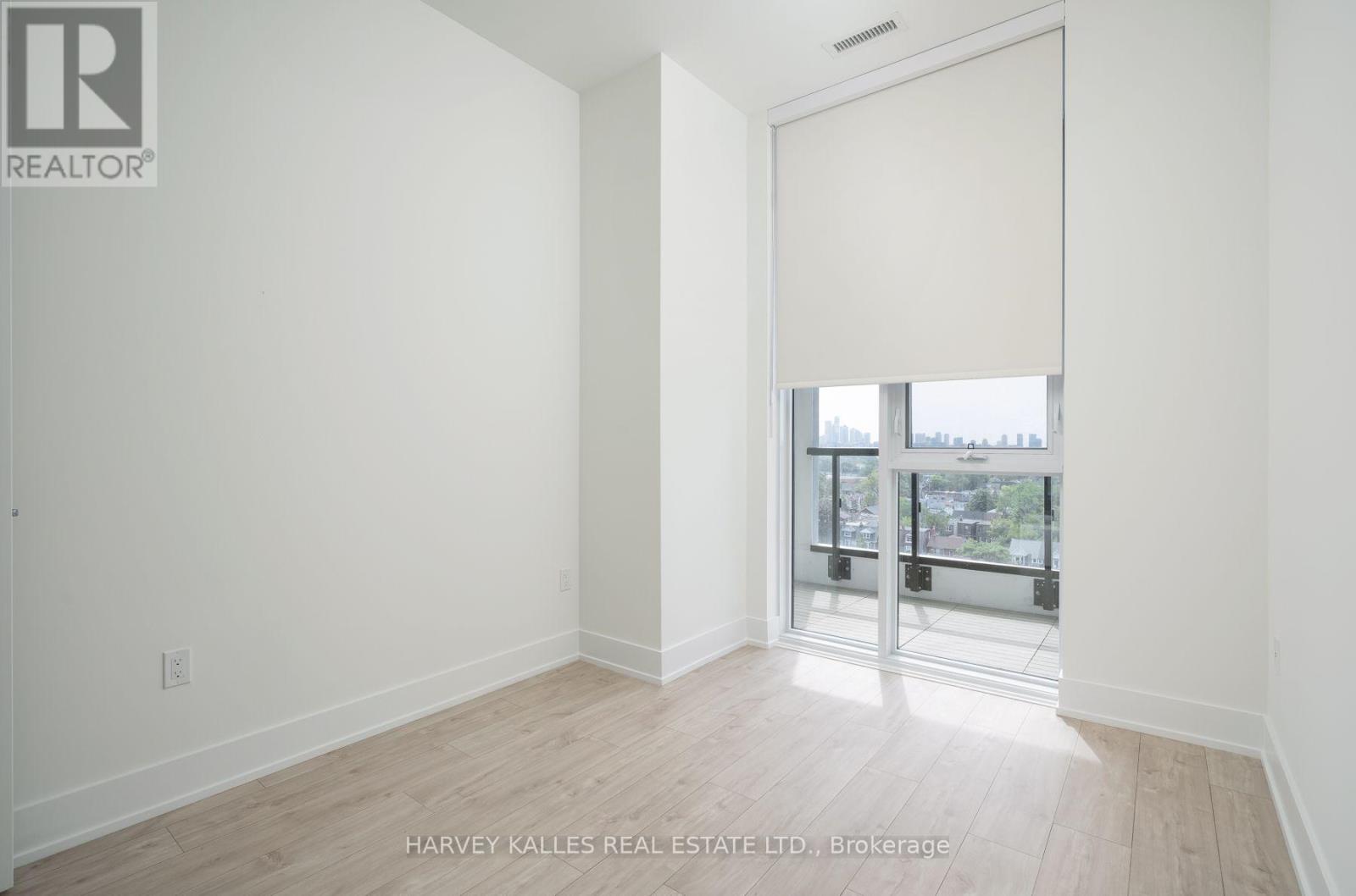 PH37 - 858 DUPONT STREET