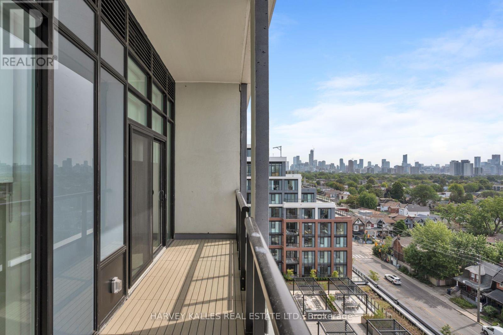 PH37 - 858 DUPONT STREET
