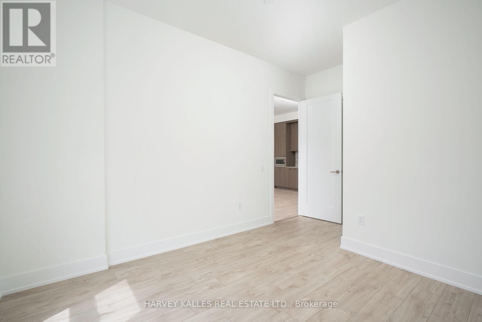 PH37 - 858 DUPONT STREET