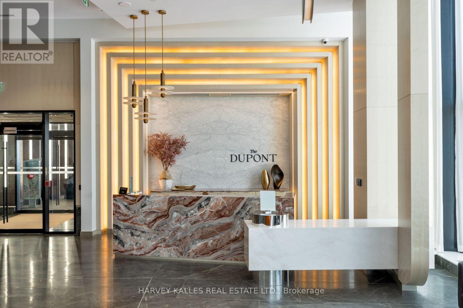 PH37 - 858 DUPONT STREET