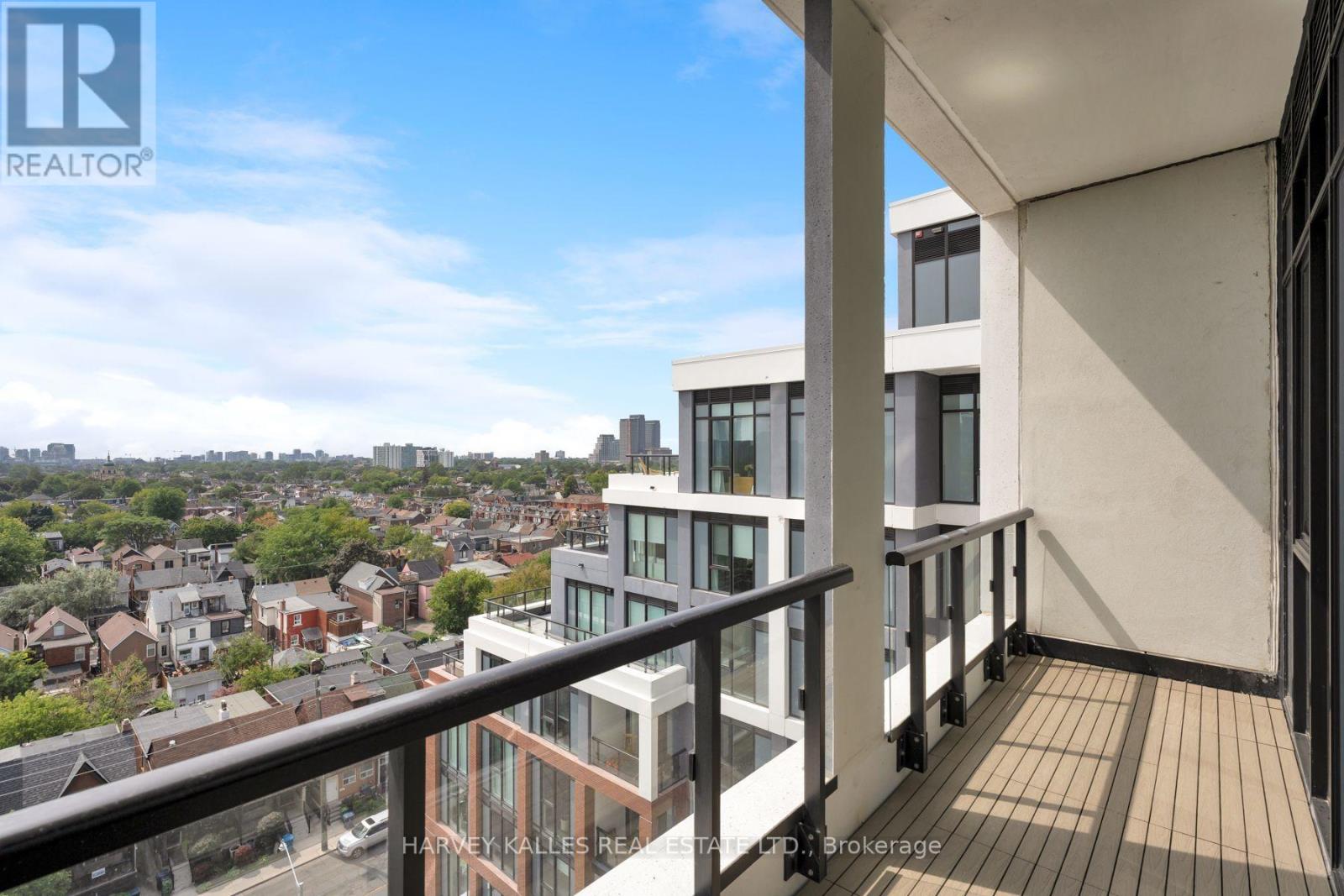 PH37 - 858 DUPONT STREET